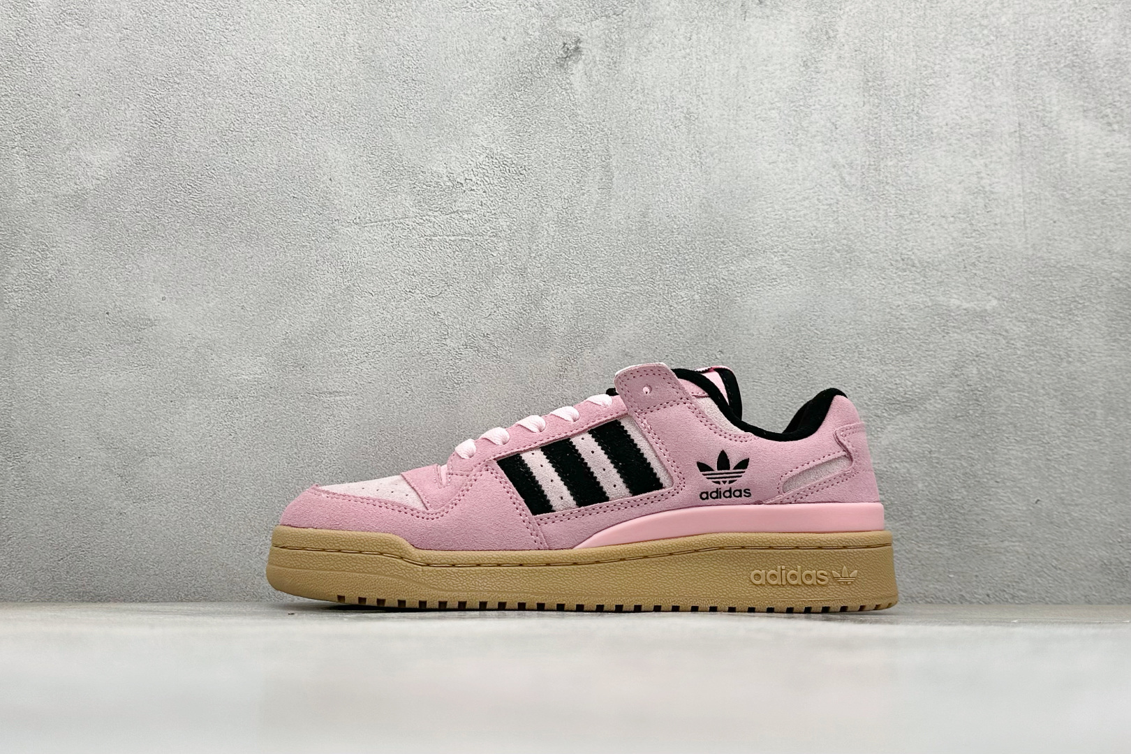 福利 XL版AD Forum 84 Low OG 低帮百搭潮流休闲运动板鞋 以复古篮球鞋的外形为基础 采用皮革拼接 简约百搭 更加贴合舒适 中底内侧网格造型起到点睛之笔 外底橡胶 更显复古 货号:JH6287 编码:27