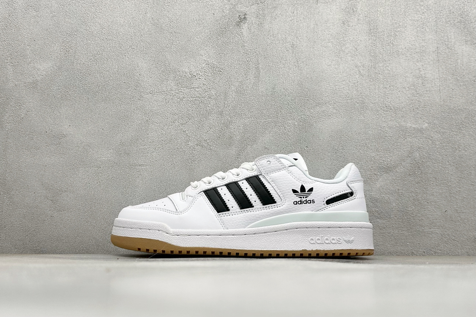 福利 XL版AD Forum 84 Low OG 低帮百搭潮流休闲运动板鞋 以复古篮球鞋的外形为基础 采用皮革拼接 简约百搭 更加贴合舒适 中底内侧网格造型起到点睛之笔 外底橡胶 更显复古 货号:HP9088 编码:27