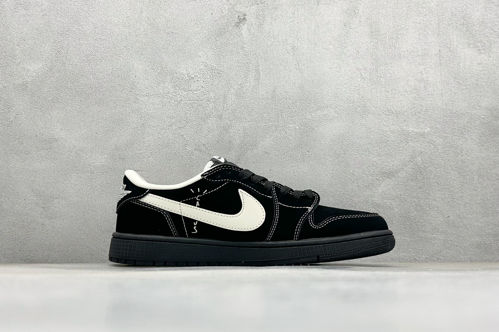 Travis Scott x Nike Air Jordan 1 Low x DIOR Air Jordan 1 Low 反转黑白小勾倒钩 LD2025-036