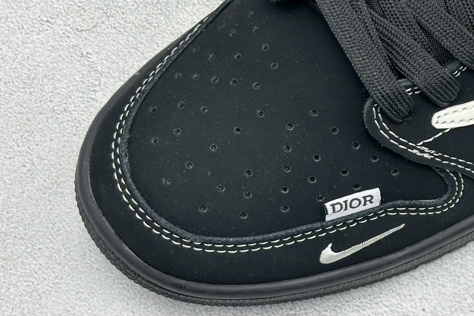 Travis Scott x Nike Air Jordan 1 Low x DIOR Air Jordan 1 Low 反转黑白小勾倒钩 LD2025-036