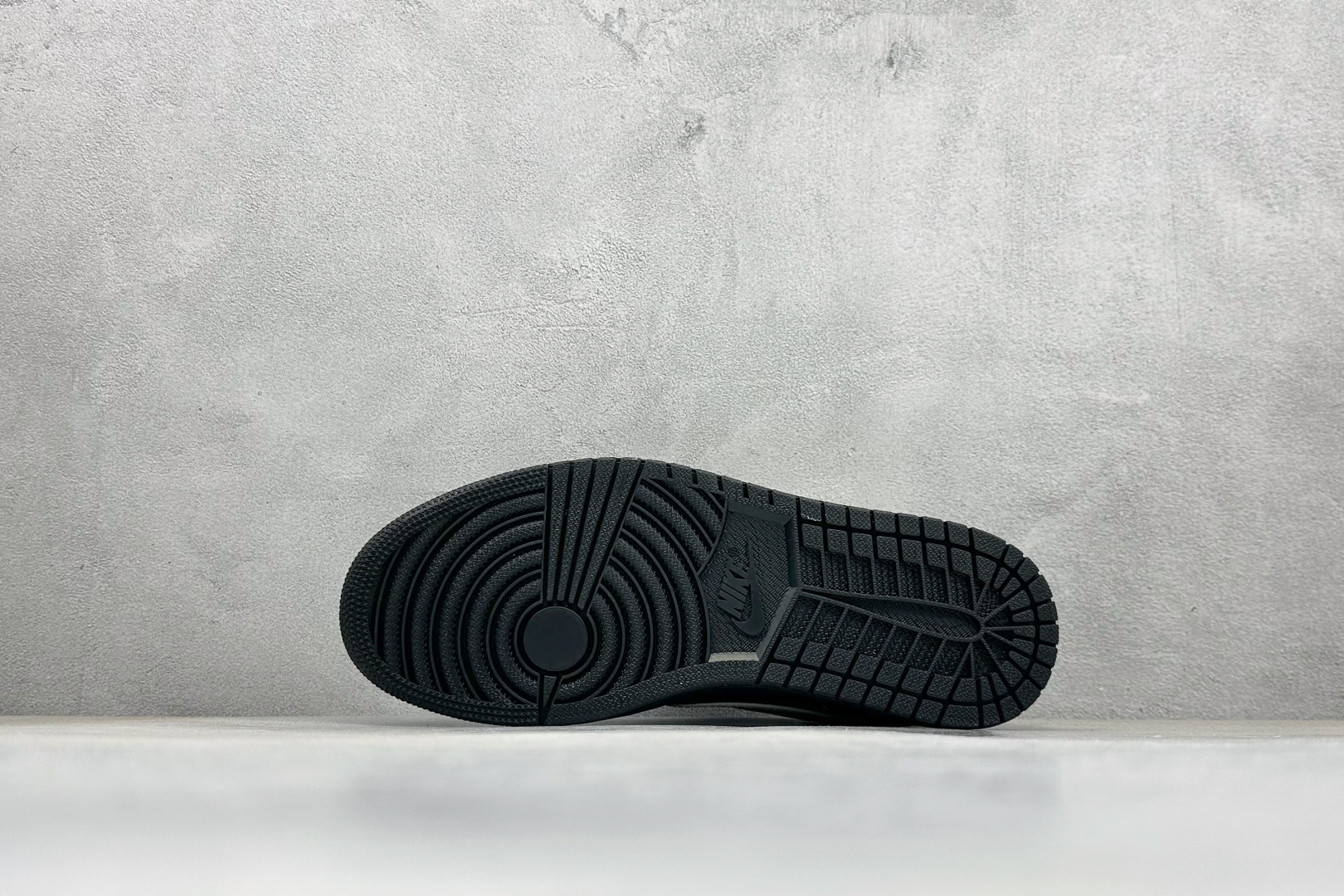 Travis Scott x Nike Air Jordan 1 Low x DIOR Air Jordan 1 Low 反转黑白小勾倒钩 LD2025-036