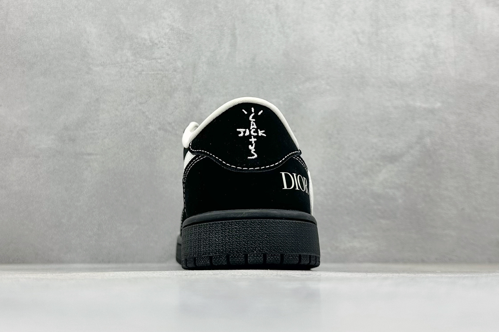 Travis Scott x Nike Air Jordan 1 Low x DIOR Air Jordan 1 Low 反转黑白小勾倒钩 LD2025-036