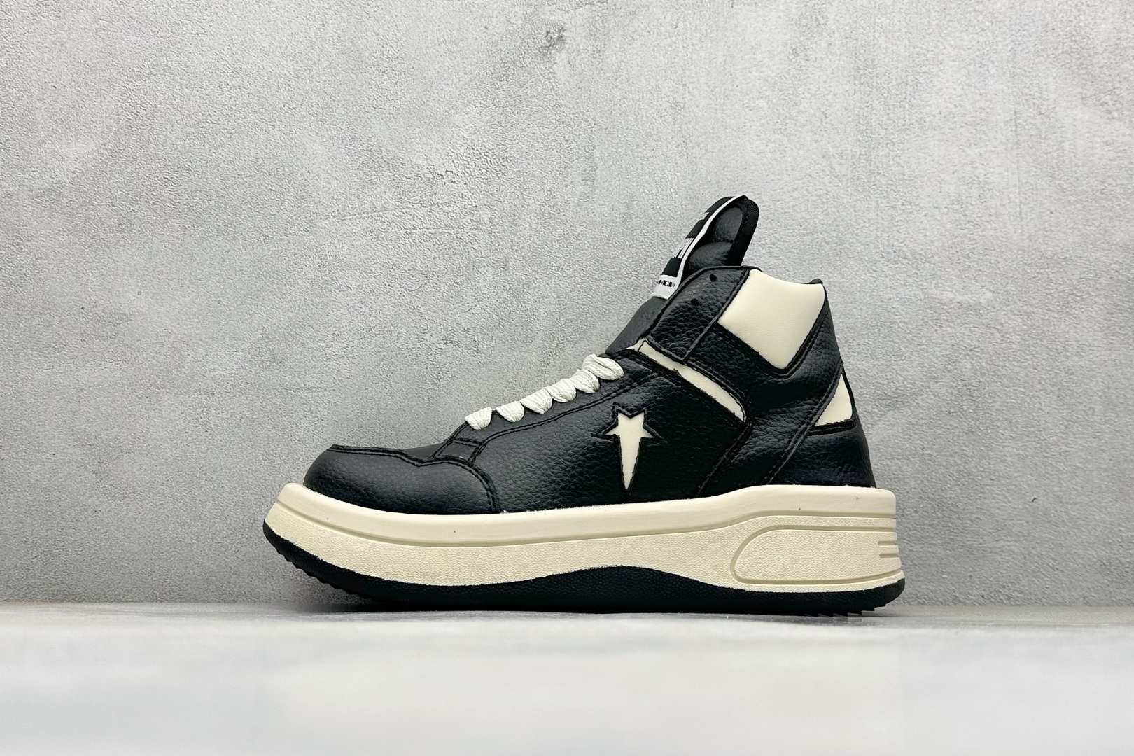 💰240
Rick Owens DRKSHDW x Converse
融合前卫与经典,挑战传统,定义新潮流。设计独特,展现出个性和时尚感,别具一格的潮流魅力,让您在人群中脱颖而出,简约又大方。踩上它每一步都踏出独属于你的个性风范。
Sizs:35 36 36.5 37 37.5 38 39 39.5 40 41 41.5 42 42.5 43 44
编码:38