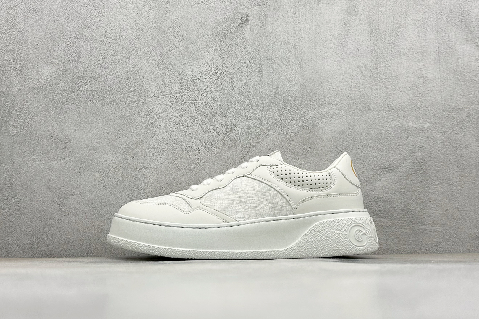 💰220
Gucci Screener GG High-Top Sneaker古驰饼干鞋 运动休闲鞋系列
#全套专柜包装物及配件 这款运动鞋采用厚底结构,巧妙运用外观设计、配色和材质三重元素,展现出复古风范。
#别致的橡胶鞋底,搭配米色和乌木色经典GG帆布鞋身及同色调皮革滚边,突显时尚大气的品味。意大利进口超软小牛皮 同源出厂真丝绸防尘鞋套袋 原装ms雪梨形超软沙绒纸团 鞋底采用超软橡胶大底内外锁死工艺 最大限度弯折永不开胶,原鞋一致效果环保无味
尺码:35 36 37 38 39 40 41 42 43 44 45
编码:36