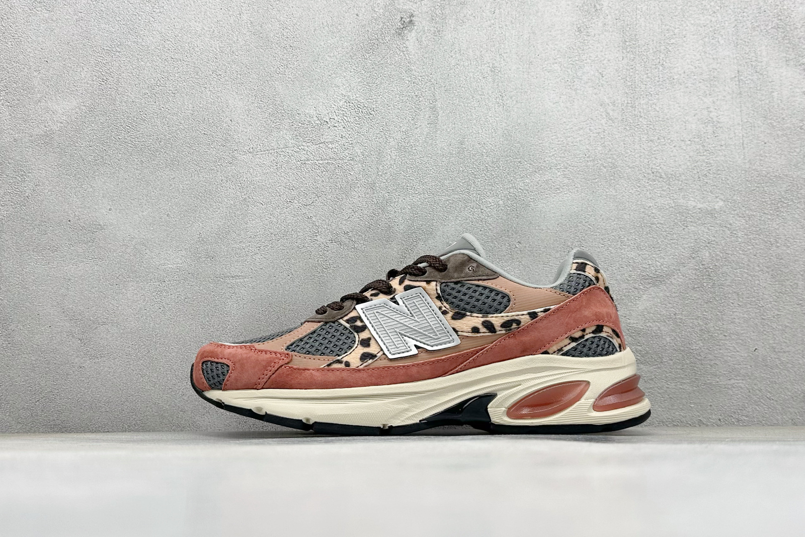 New Balance NB2010 新百伦经典复古休闲运动跑鞋 以ENCAP中底配以升级版 N-ERGY缓震物料 鞋面则采用特色的柔软麂皮搭 以NewBalance经典的尼龙网布 低调中还原跑鞋本真 更年轻化的设计理念与材质 让新世代青年得以用全新视角体验经典鞋款的传奇魅力 官方货号:U2010FXK 编码:31