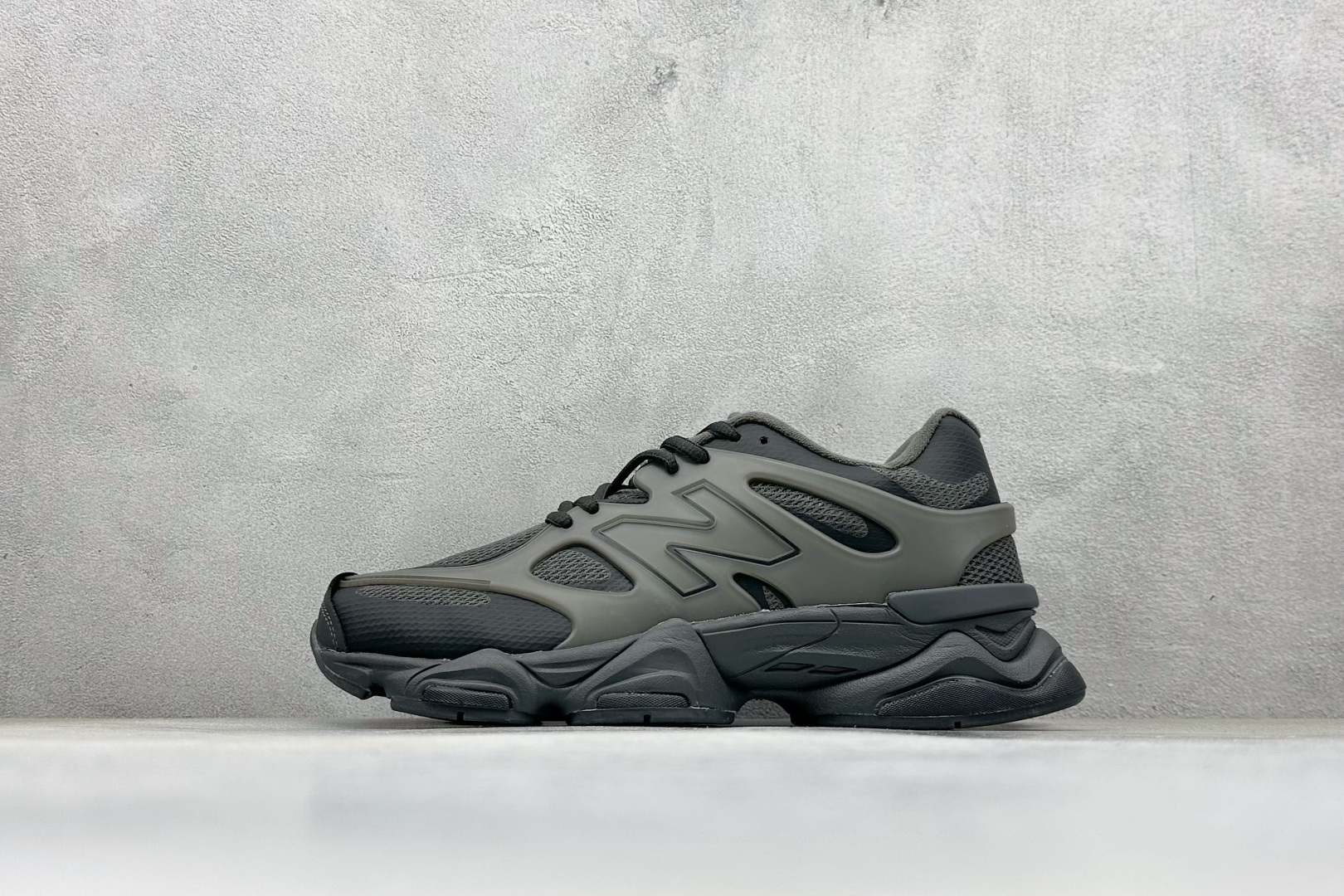 180 Joe Freshgoods x New Balance NB9060 联名款 复古休闲运动慢跑鞋 鞋款灵感源自设计师本人对夏日的怀日回忆.鞋面大身由空间双格及磨砂鞋面拼接而生,配以柔和、温暖的粉橘色调,夏日氛围拉满#采用大面积网眼以及麂皮材质覆盖鞋身,还原经典气质.搭载ABZORB避震科技,由泡沫聚酯制成,上脚可以有效减少由鞋底反弹对身体及双腿的冲击力 官方货号: U9060IAA 编码:32