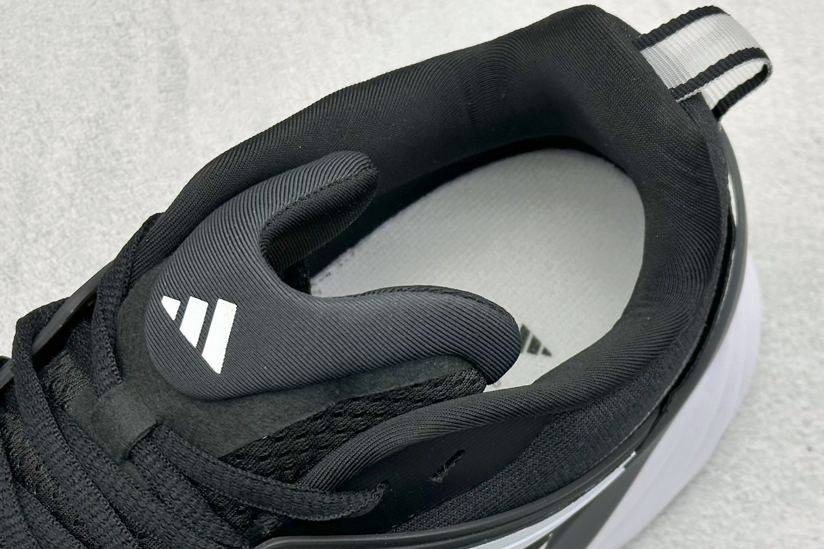 Adidas ADIPURE GLIDE 减震防滑耐磨透气低帮跑步鞋 D25811