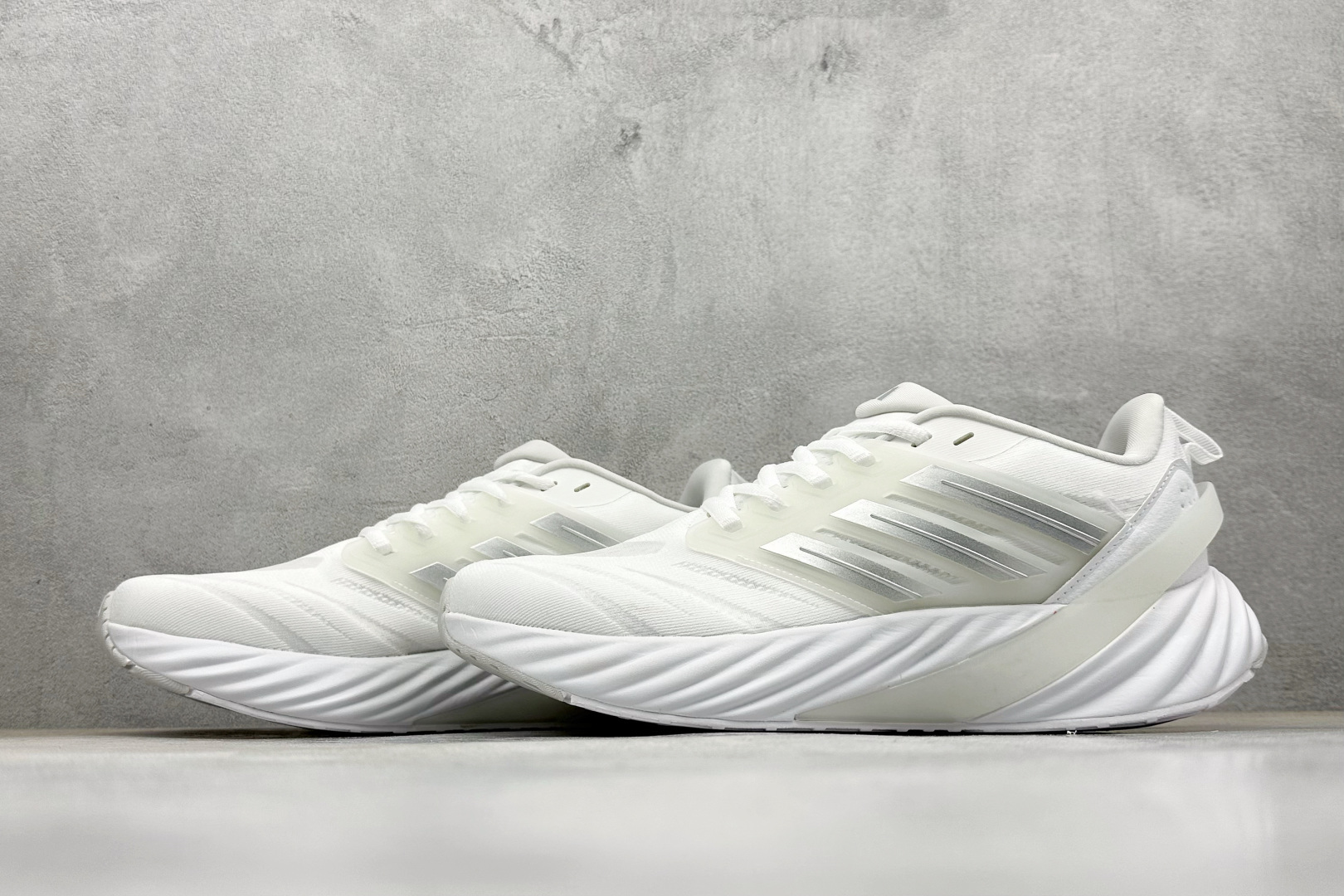 Adidas ADIPURE GLIDE 减震防滑耐磨透气低帮跑步鞋 D25813
