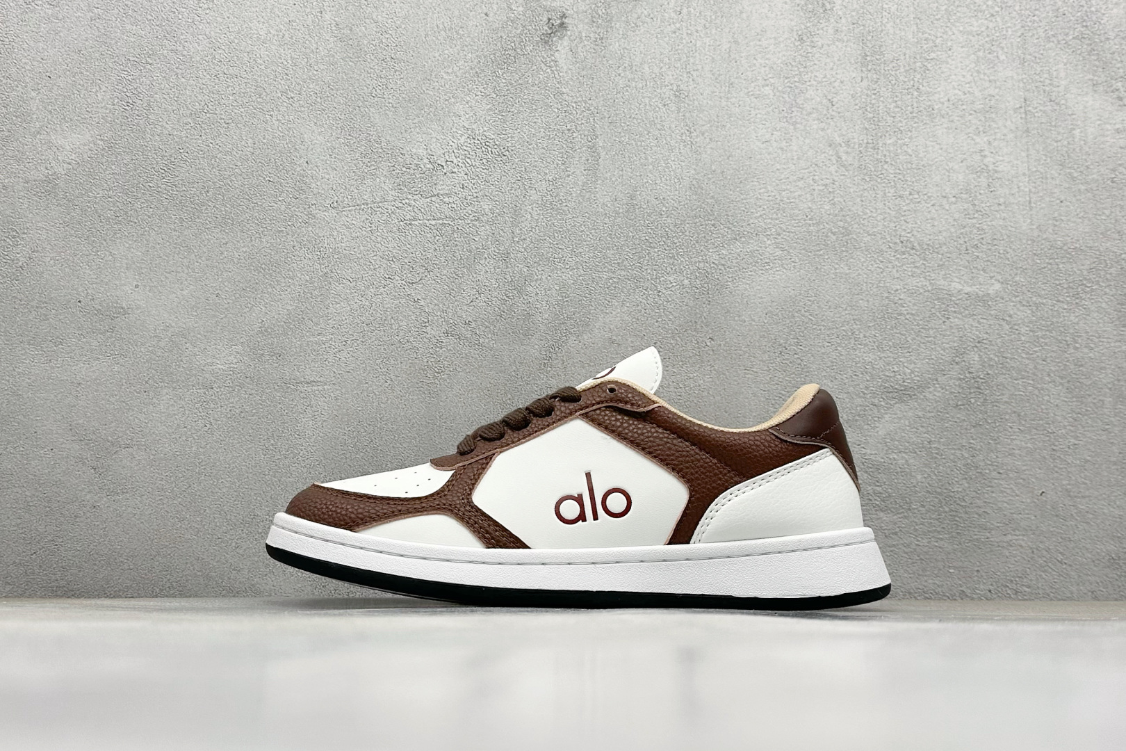 💰140
Alo Yoga Recovery Mode 人气单品 舒适简约防滑耐磨低帮休闲板鞋 
#Alo Yoga于2007年创立于洛杉矶，意在传播有意识的运动，同时激发人们的健康意识与创造力。品牌的核心理念在于制作能够带来完美体验的瑜伽服饰与功能性单品，让有意识的运动融入并改变生活。
货号：A0685U
尺码：36-45
编码：28