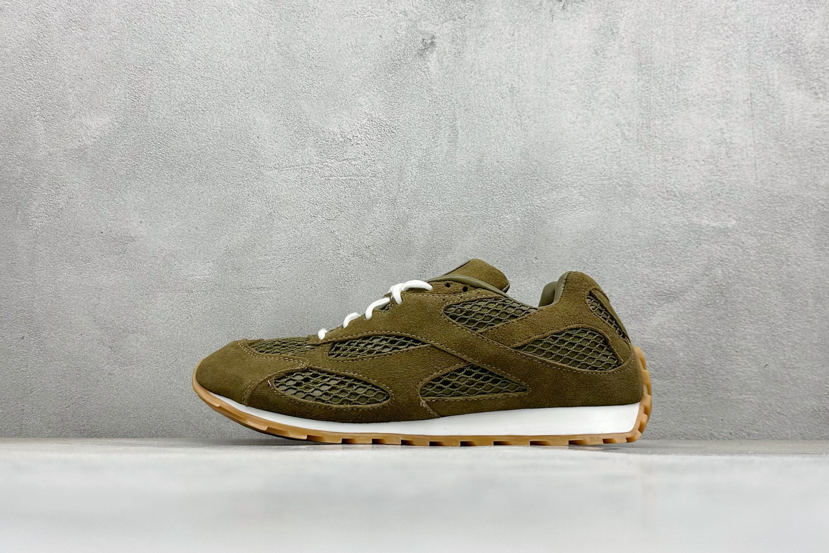 S版BOTTEGA VENETA Orbit Runner BV葆蝶家时尚休闲王一博同款老爹鞋运动鞋 原版开发 一比一打造 相似度百分之99以上 市场一梯队级别品质 区别市场任何标文顶级品质版本 采用轻质科技网布面料 搭配几何图案设计橡胶外底 王炸系列 高版本 认准套包工艺 实际增高很多哦 还是一样显腿细非常nice 耐玩耐造 对标对版 套包鞋工艺 认准高版本 大底选用拼色TPU大底 配置原版包装 货号:797306V4JE13310 编码:40