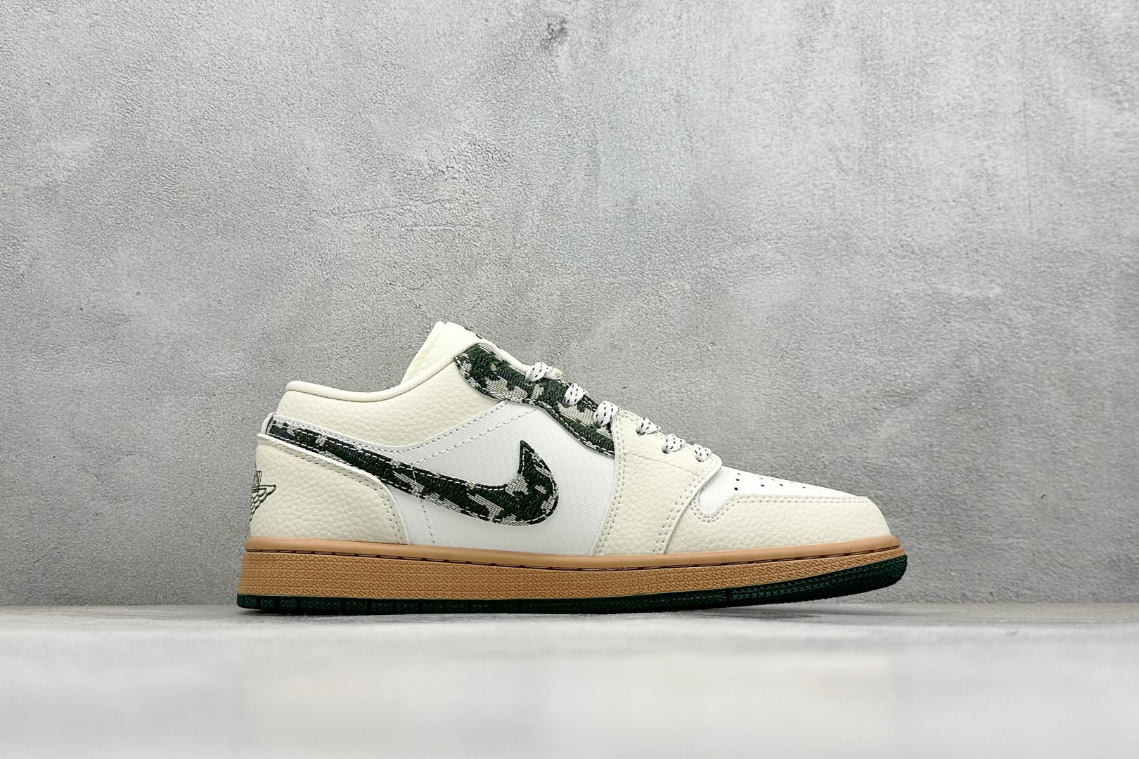 XC版Air Jordan 1 Retro Low x Dior 联名低帮板鞋 LR8888-013