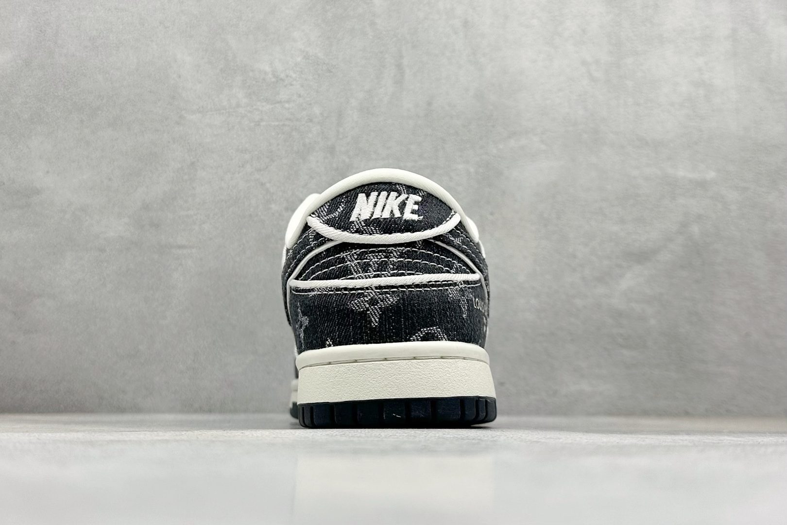 SC版Nike SB Dunk Low LV联名 白深蓝牛仔 高端定制 低帮休闲板鞋 SC0601-470-High Quatity Cheap Brand wholesale wholesaler seller Clothes Bags handbags Sneakers Top Fashion Clothing Shoes from China Factory Chinese suppliers best Quality Beautiful Price SC版Nike SB Dunk Low LV联名 白深蓝牛仔 高端定制 低帮休闲板鞋 SC0601-470