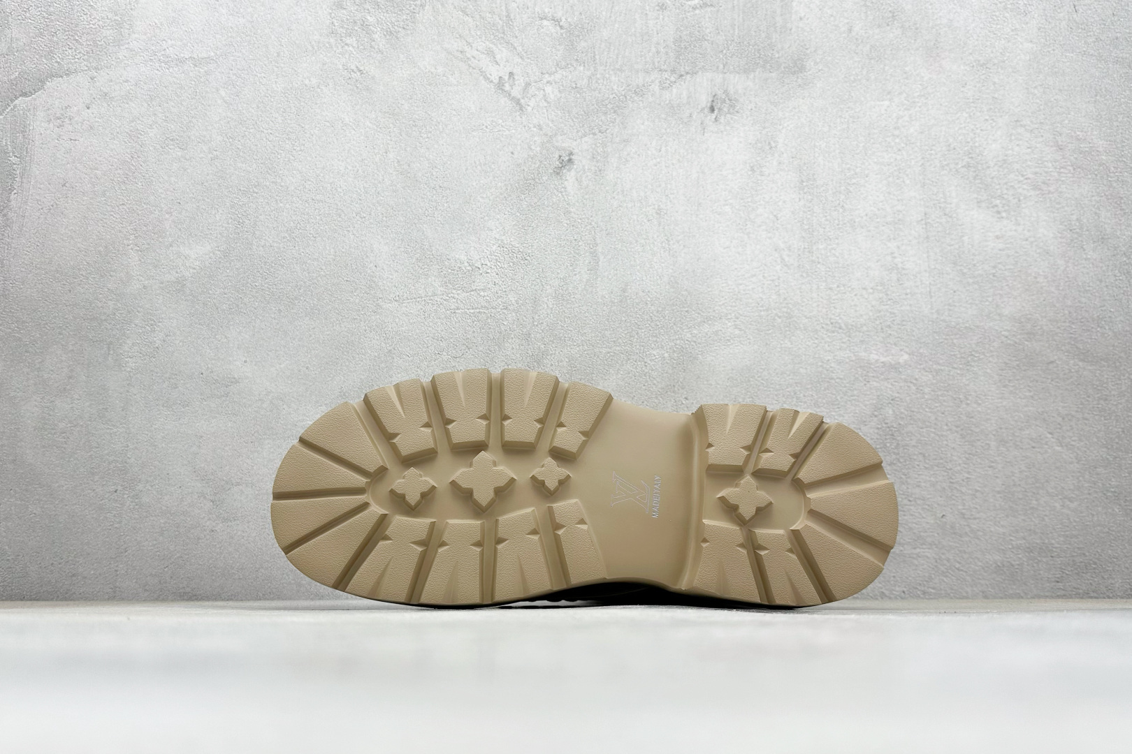 💰240
LV x Timberland LV联名添柏岚休闲大黄靴 顶奢流量品牌与时代经典的结合之作 
#代购专供品质 高弹Modern 外置防滑橡塑发泡超轻大底 系带设计 穿脱十分方便 采用TPU模压定型真皮鞋面材质#EVA轻翼科技外底具有防滑,耐磨和良好的弹性 
Pharrell Williams充分发挥了作为Louis Vuitton创意总监的角色 这款鞋重新定义了 
6英寸大黄靴的经典设计 致敬1996年Grandmaster Flash经典黄靴造型
原厂五金鞋带扣 工艺全新升级 
中山大厂代工 原单进口皮料 
独立私模大底，正确logo，
原装一致头层磨砂皮 搭配经典老花领口
全新原厂包装鞋盒 市场独家供应
货号：VL2168
尺码：38-44（皮鞋码）
编码：38