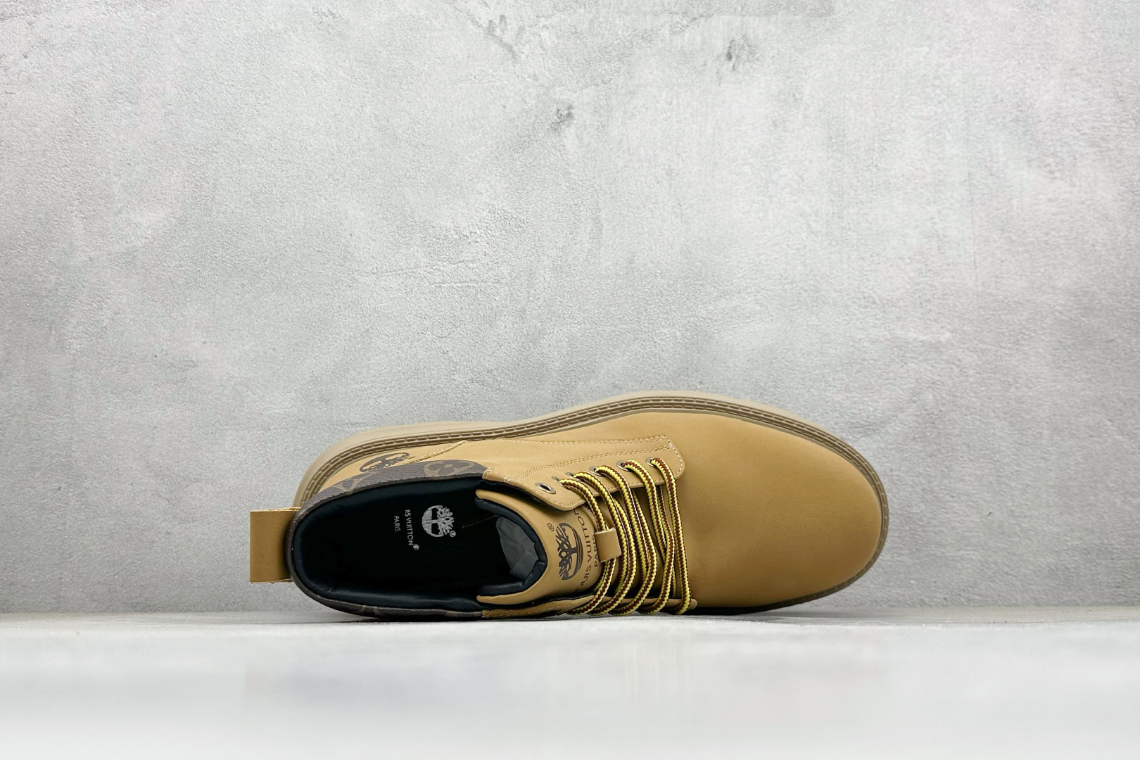 💰240
LV x Timberland LV联名添柏岚休闲大黄靴 顶奢流量品牌与时代经典的结合之作 
#代购专供品质 高弹Modern 外置防滑橡塑发泡超轻大底 系带设计 穿脱十分方便 采用TPU模压定型真皮鞋面材质#EVA轻翼科技外底具有防滑,耐磨和良好的弹性 
Pharrell Williams充分发挥了作为Louis Vuitton创意总监的角色 这款鞋重新定义了 
6英寸大黄靴的经典设计 致敬1996年Grandmaster Flash经典黄靴造型
原厂五金鞋带扣 工艺全新升级 
中山大厂代工 原单进口皮料 
独立私模大底，正确logo，
原装一致头层磨砂皮 搭配经典老花领口
全新原厂包装鞋盒 市场独家供应
货号：VL2168
尺码：38-44（皮鞋码）
编码：38