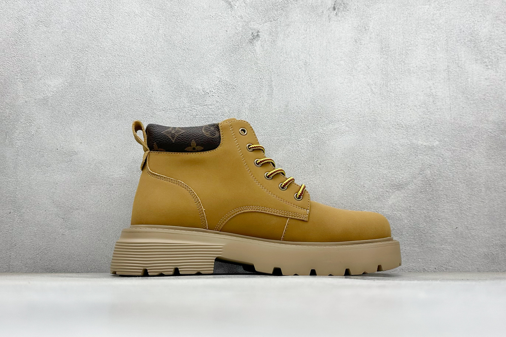 💰240
LV x Timberland LV联名添柏岚休闲大黄靴 顶奢流量品牌与时代经典的结合之作 
#代购专供品质 高弹Modern 外置防滑橡塑发泡超轻大底 系带设计 穿脱十分方便 采用TPU模压定型真皮鞋面材质#EVA轻翼科技外底具有防滑,耐磨和良好的弹性 
Pharrell Williams充分发挥了作为Louis Vuitton创意总监的角色 这款鞋重新定义了 
6英寸大黄靴的经典设计 致敬1996年Grandmaster Flash经典黄靴造型
原厂五金鞋带扣 工艺全新升级 
中山大厂代工 原单进口皮料 
独立私模大底，正确logo，
原装一致头层磨砂皮 搭配经典老花领口
全新原厂包装鞋盒 市场独家供应
货号：VL2168
尺码：38-44（皮鞋码）
编码：38