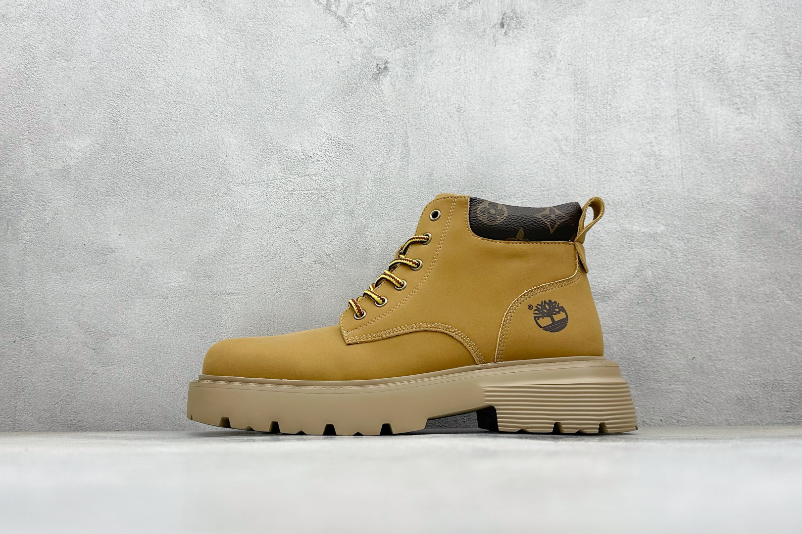 💰240
LV x Timberland LV联名添柏岚休闲大黄靴 顶奢流量品牌与时代经典的结合之作 
#代购专供品质 高弹Modern 外置防滑橡塑发泡超轻大底 系带设计 穿脱十分方便 采用TPU模压定型真皮鞋面材质#EVA轻翼科技外底具有防滑,耐磨和良好的弹性 
Pharrell Williams充分发挥了作为Louis Vuitton创意总监的角色 这款鞋重新定义了 
6英寸大黄靴的经典设计 致敬1996年Grandmaster Flash经典黄靴造型
原厂五金鞋带扣 工艺全新升级 
中山大厂代工 原单进口皮料 
独立私模大底，正确logo，
原装一致头层磨砂皮 搭配经典老花领口
全新原厂包装鞋盒 市场独家供应
货号：VL2168
尺码：38-44（皮鞋码）
编码：38