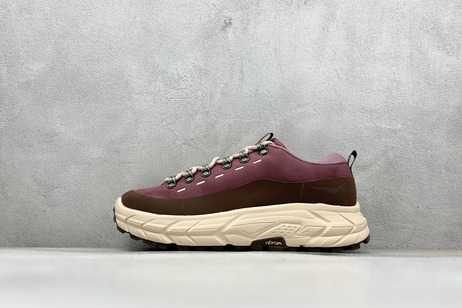 💰200
HOKA ONE ONE Tor Summit 舒适简约登山运动鞋 
整双鞋的设计非常时尚简约 多重材料于轻质鞋身大大提升了舒适度 上脚轻弹而且支撑性与包裹性好 日常走路和徒步的最佳选择款 
货号：1147952-DRDF
尺码：36-45
编码：34