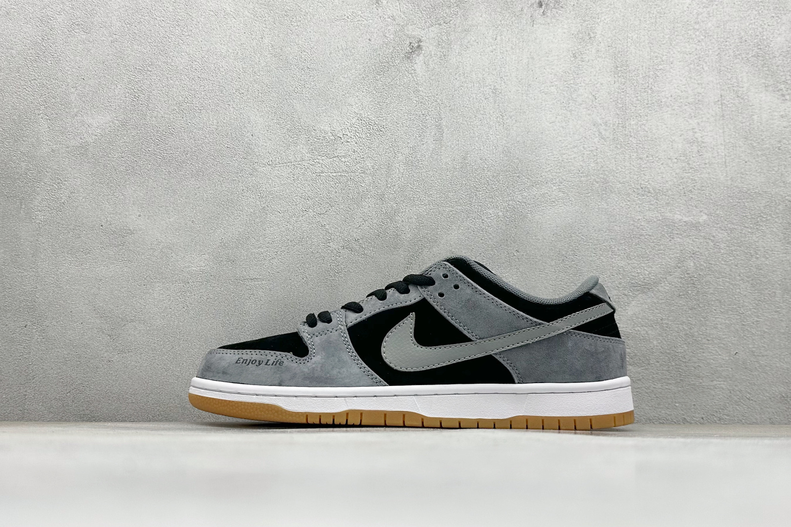 💰180
Nike Dunk SB “DARK SMOKE GREY” 影子灰 雾霾 灰黑
性价比天花板 极力推荐
原装头层材料 独家版型蒸餾加工
帶來的是更好的视觉和脚感体验
大厂纯原品质出货 清洁度 电绣工艺
皮料切割干净无任何毛边 细节完美
官方货号:HF3063-001
尺码:36 36.5 37.5 38 38.5 39 40 40.5 41 42 42.5 43 44 44.5 45
编码:32