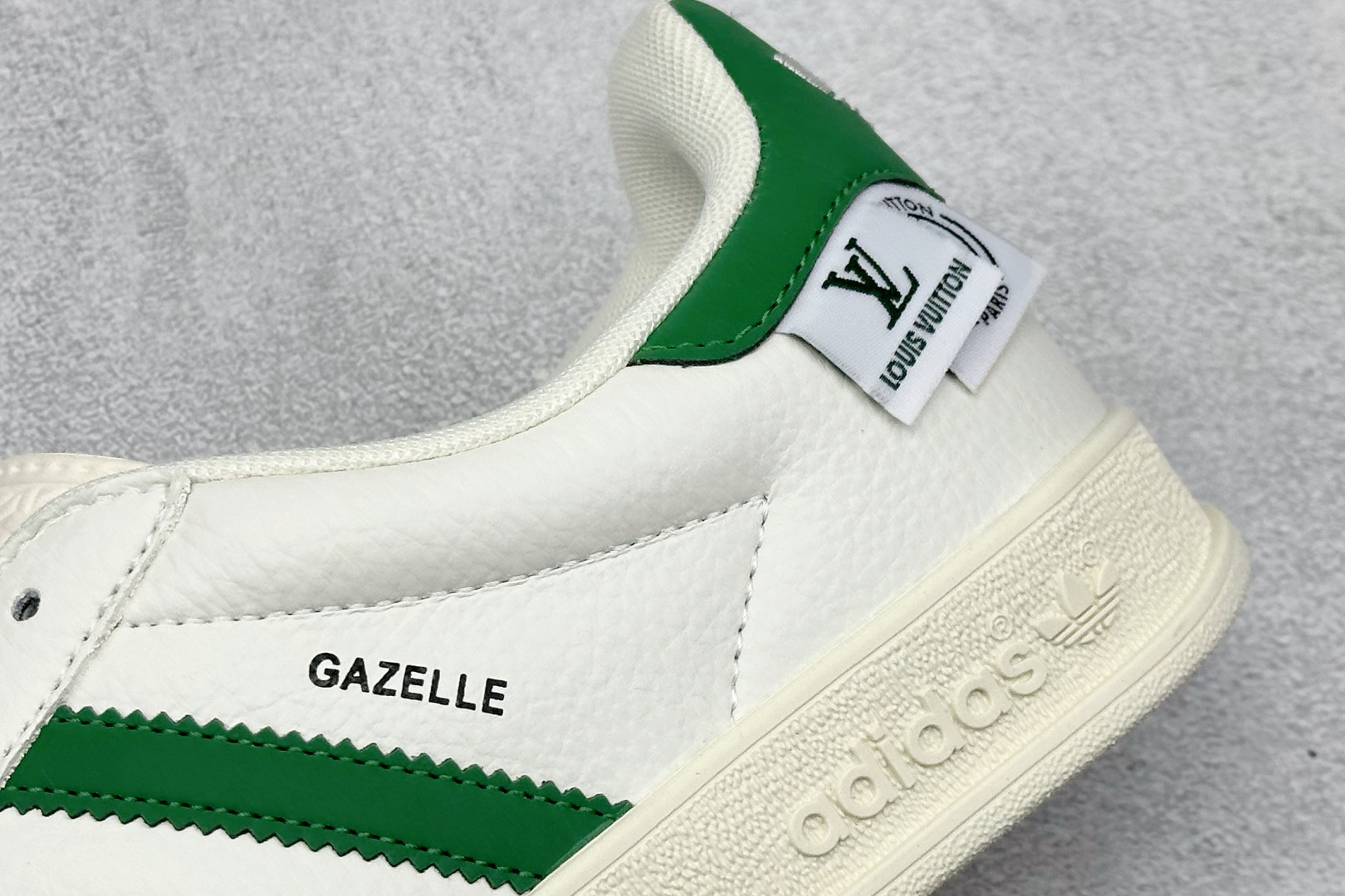 Adidas originals Samba x LV联名 桑巴舞系列复古经典轻便板鞋 XD6188-102