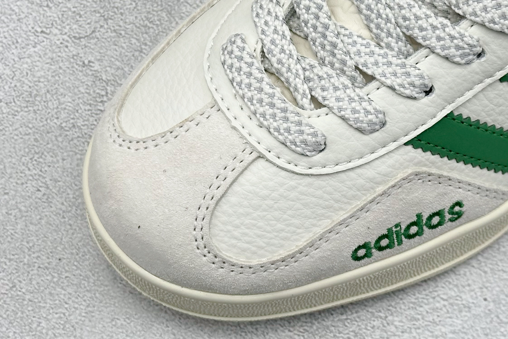 Adidas originals Samba x LV联名 桑巴舞系列复古经典轻便板鞋 XD6188-102