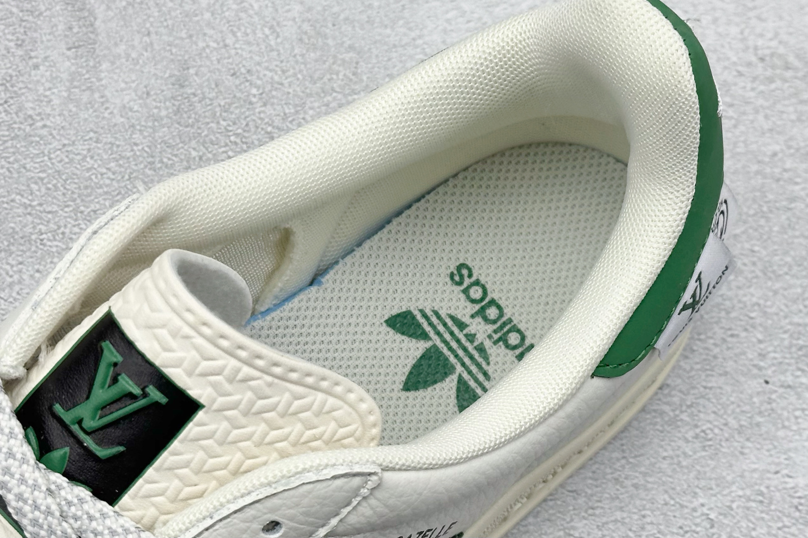 Adidas originals Samba x LV联名 桑巴舞系列复古经典轻便板鞋 XD6188-102