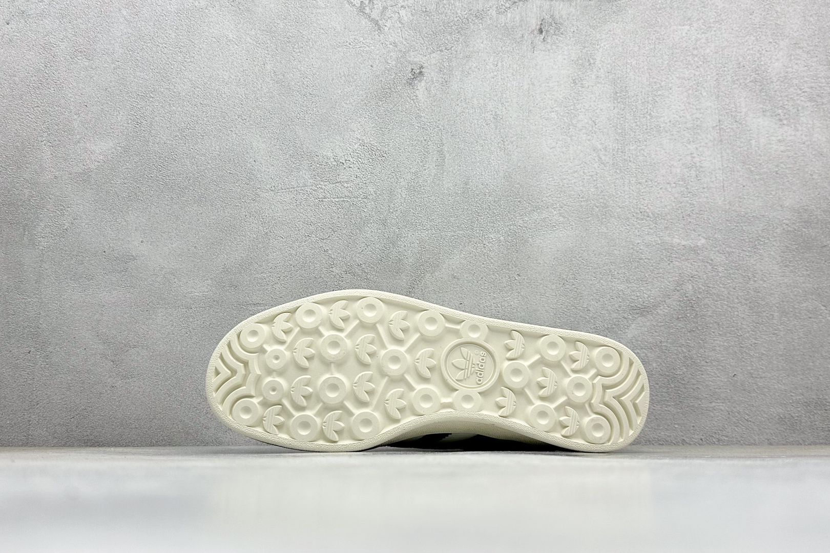 Adidas originals Samba x LV联名 桑巴舞系列复古经典轻便板鞋 XD6188-102