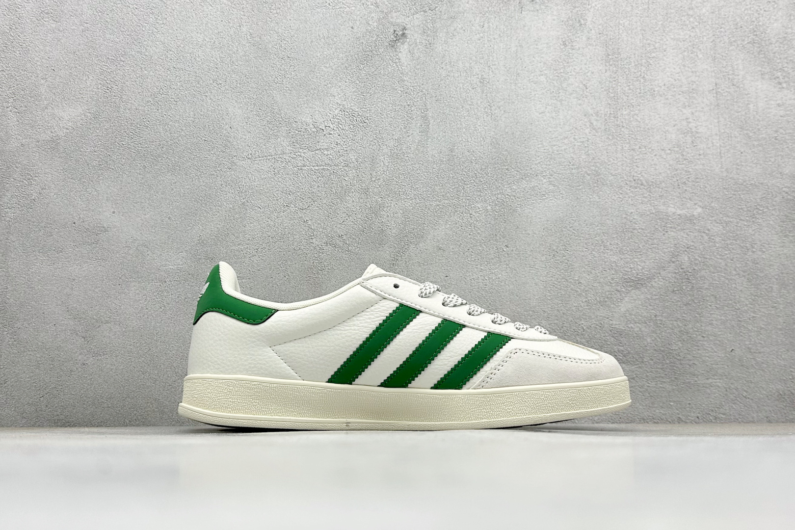 Adidas originals Samba x LV联名 桑巴舞系列复古经典轻便板鞋 XD6188-102