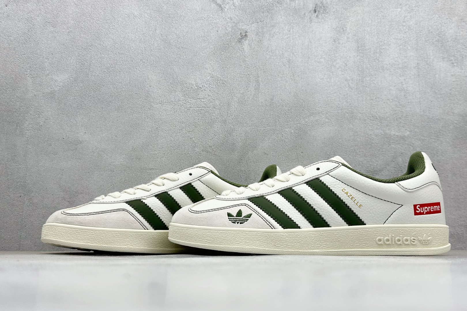 Adidas originals Samba x Sup联名 桑巴舞系列复古经典轻便板鞋 XD6188-103