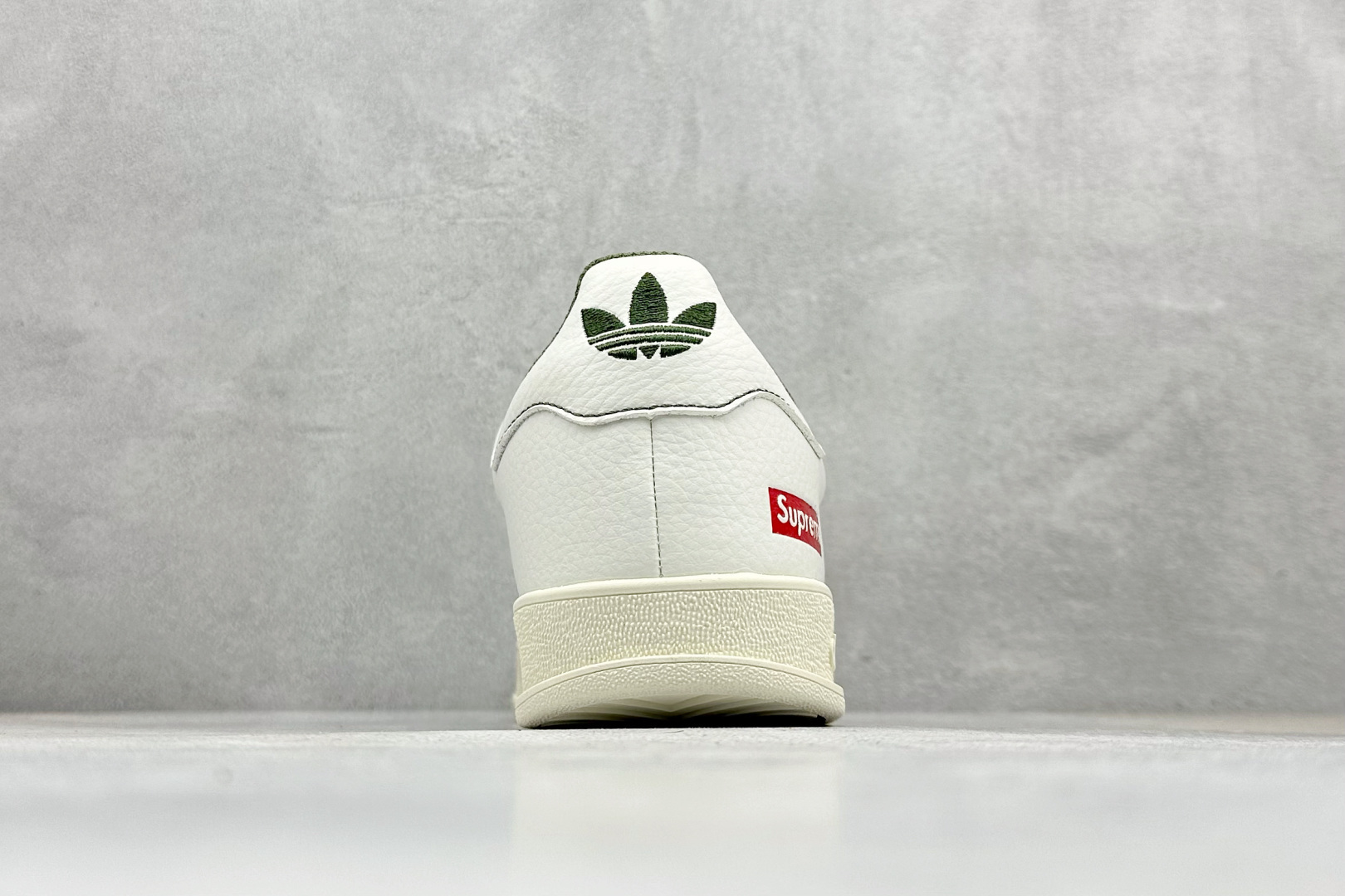 Adidas originals Samba x Sup联名 桑巴舞系列复古经典轻便板鞋 XD6188-103