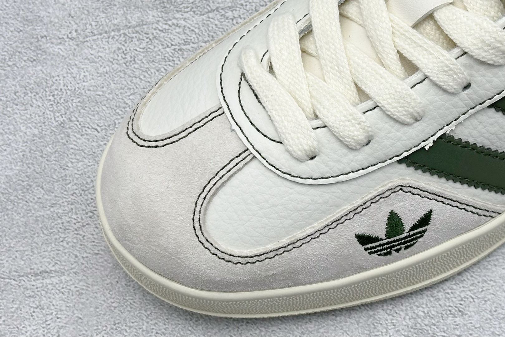 Adidas originals Samba x Sup联名 桑巴舞系列复古经典轻便板鞋 XD6188-103