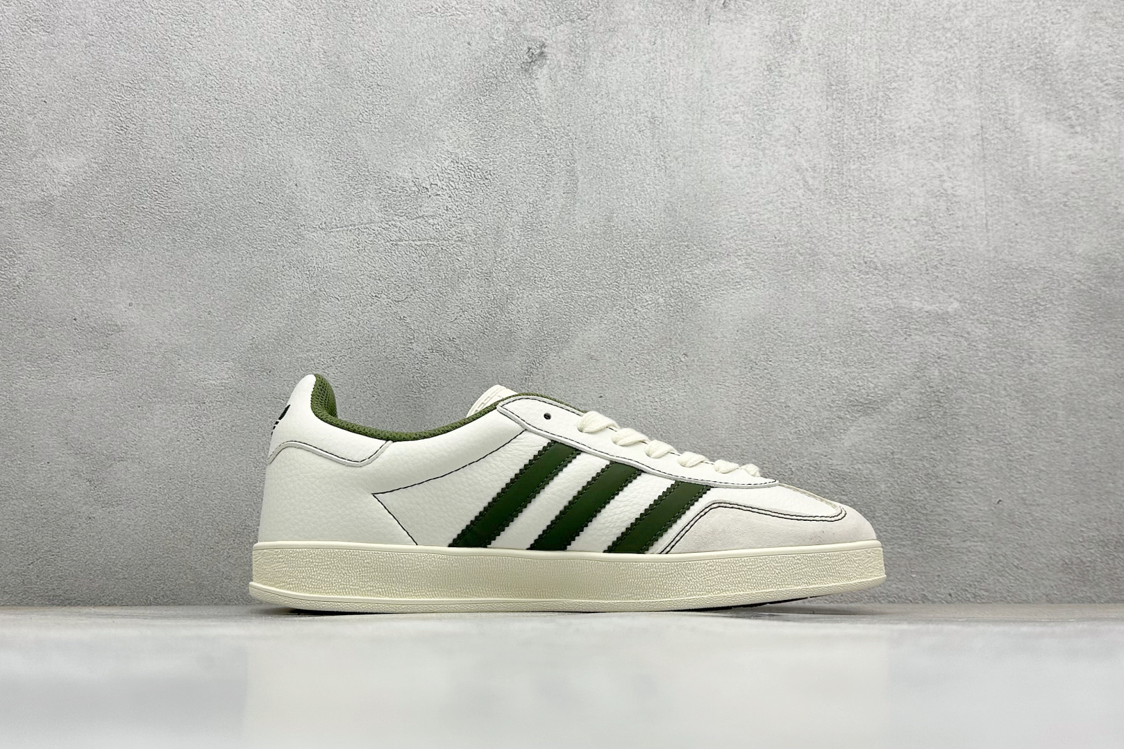 Adidas originals Samba x Sup联名 桑巴舞系列复古经典轻便板鞋 XD6188-103