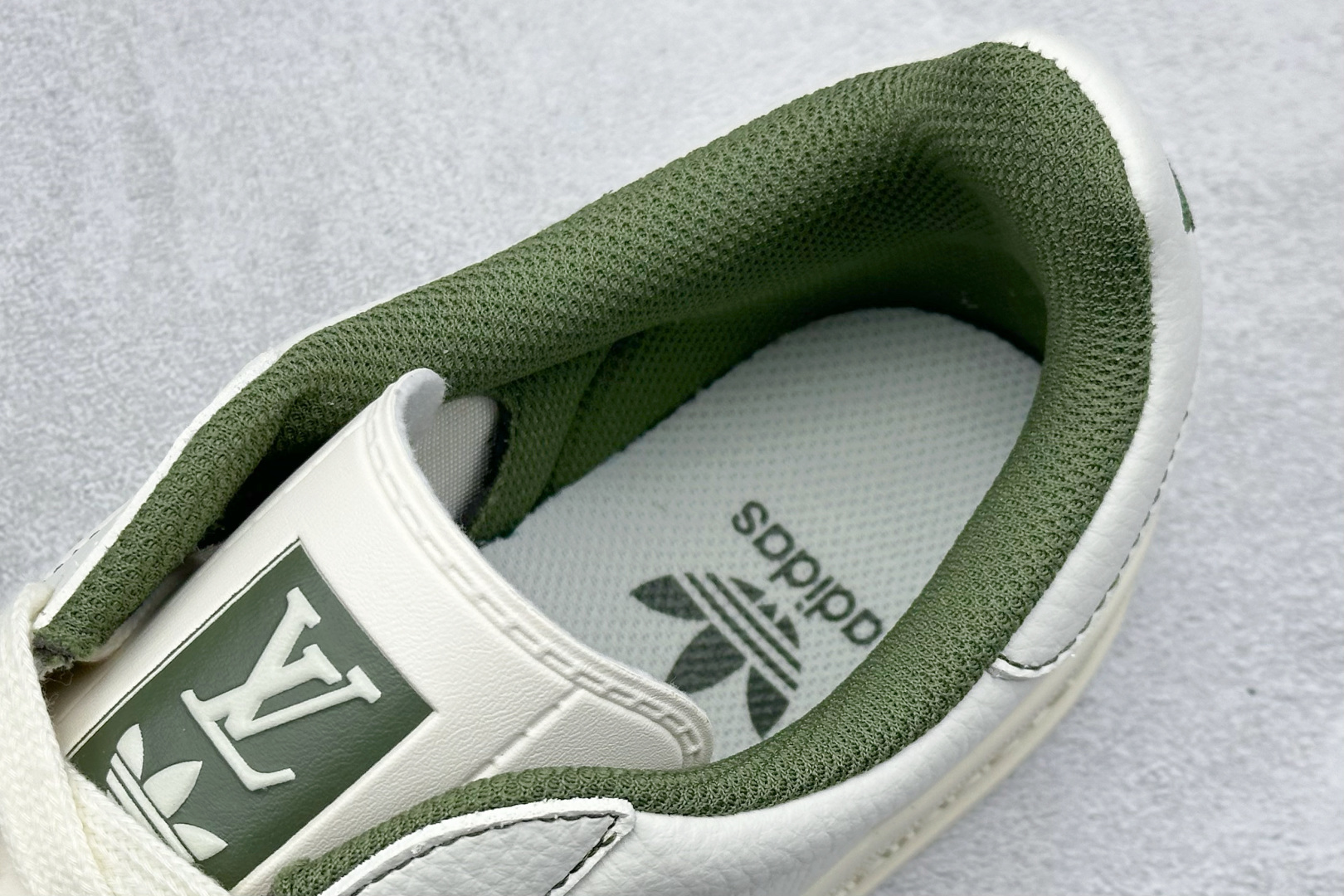 Adidas originals Samba x Sup联名 桑巴舞系列复古经典轻便板鞋 XD6188-103