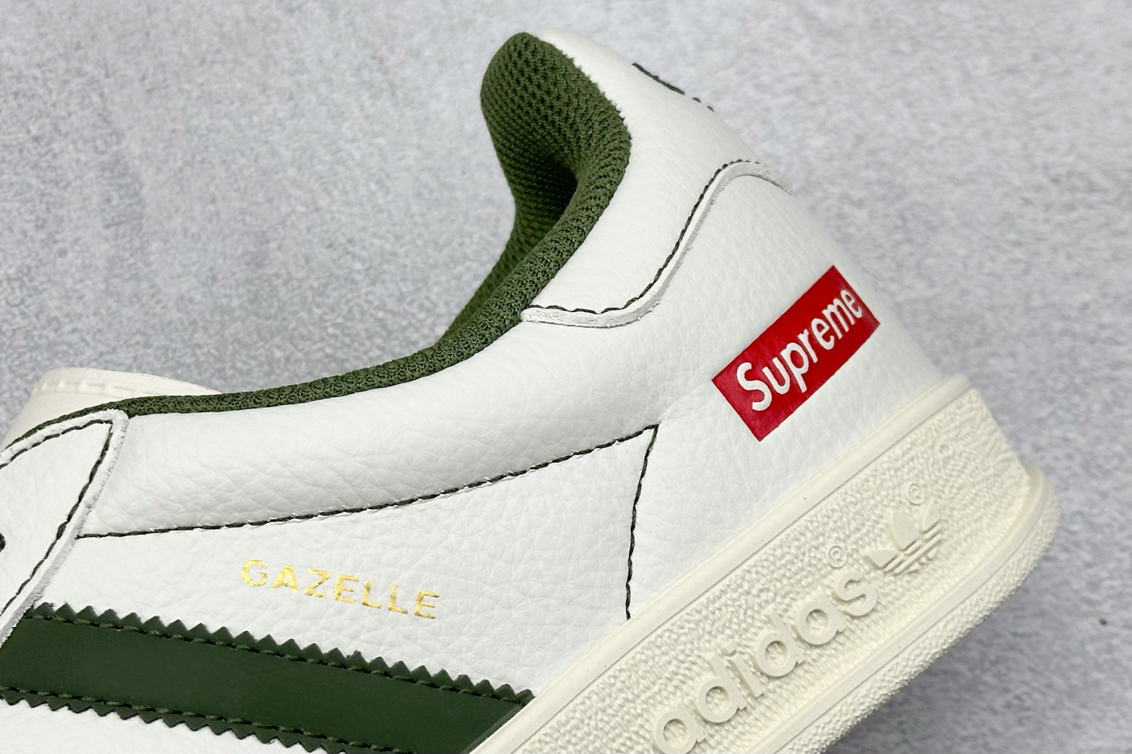 Adidas originals Samba x Sup联名 桑巴舞系列复古经典轻便板鞋 XD6188-103