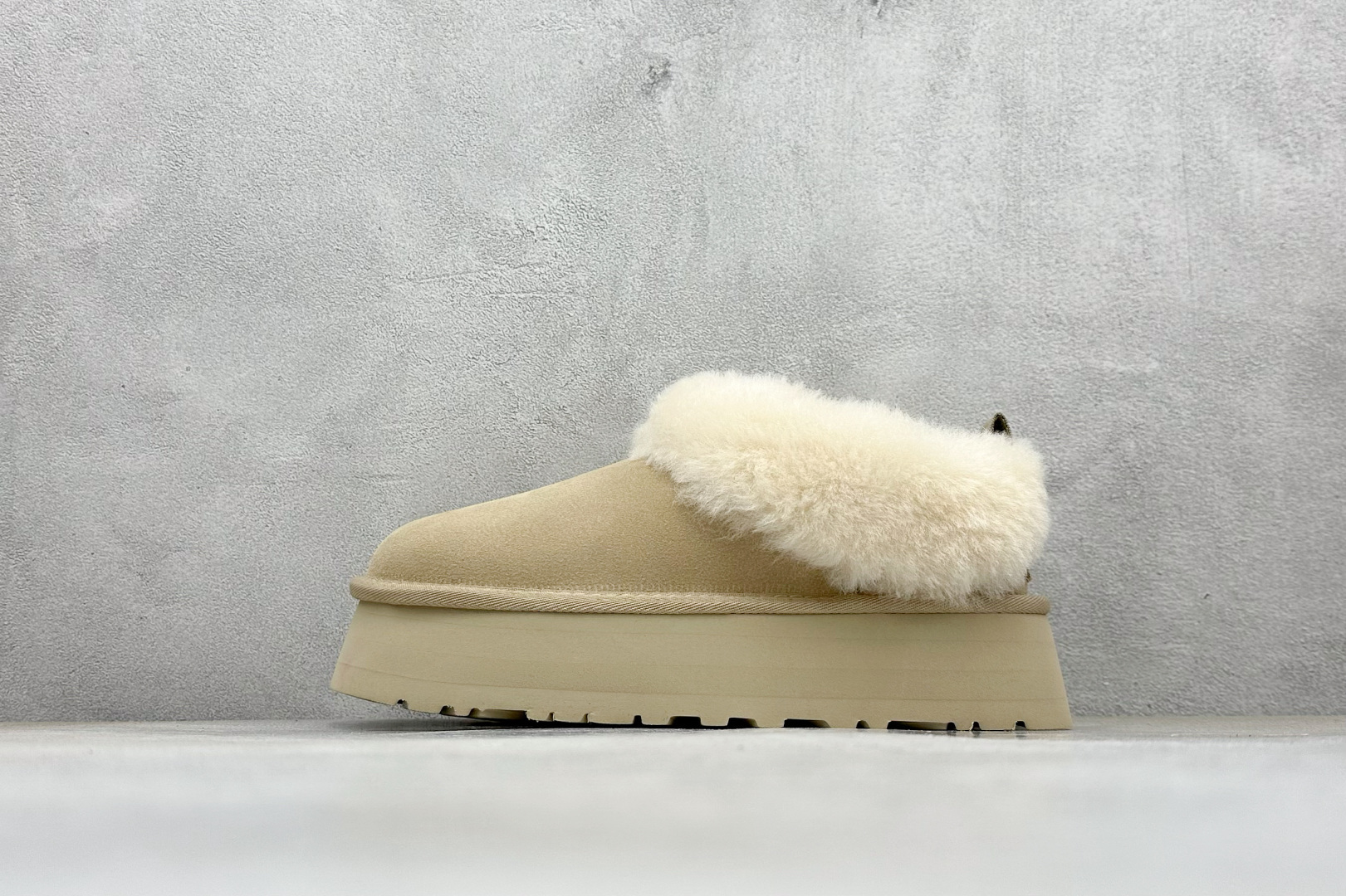 UGG 秋季女士舒适厚底一脚蹬 休闲乐福鞋懒人毛毛鞋明星同款 Tazzelle 塔茨勒便鞋 系列:Slipper Evolution 便鞋新生系列 品名:Tazzelle 塔茨勒便鞋 帮面材质反绒牛皮/ 内里:羊皮毛一体 鞋底:EVA发泡 颜色:栗色/沙色 官方货号: 1171393 建议拍大一码 编码:39