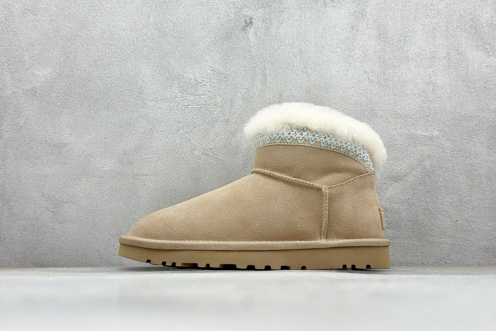 💰250
UGG  塔斯林迷你雪地靴
民族风女鞋官网25新款织带雪地靴经典短筒设计，民族风花边配上翻毛边，复古又可爱～穿搭无压力，裙子裤子都可搭
栗色，沙色

货号：1174496
尺码：35-40
编码：39