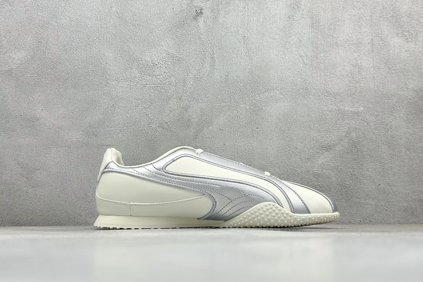 💰100 HY版Puma Bella Low 贝拉V2系列低帮薄底德训复古风经典百搭休闲慢跑鞋 货号：404043-02 尺码：36 37 37.5 38 38.5 39 40 40.5 41 42 42.5 43 44 45 编码：24