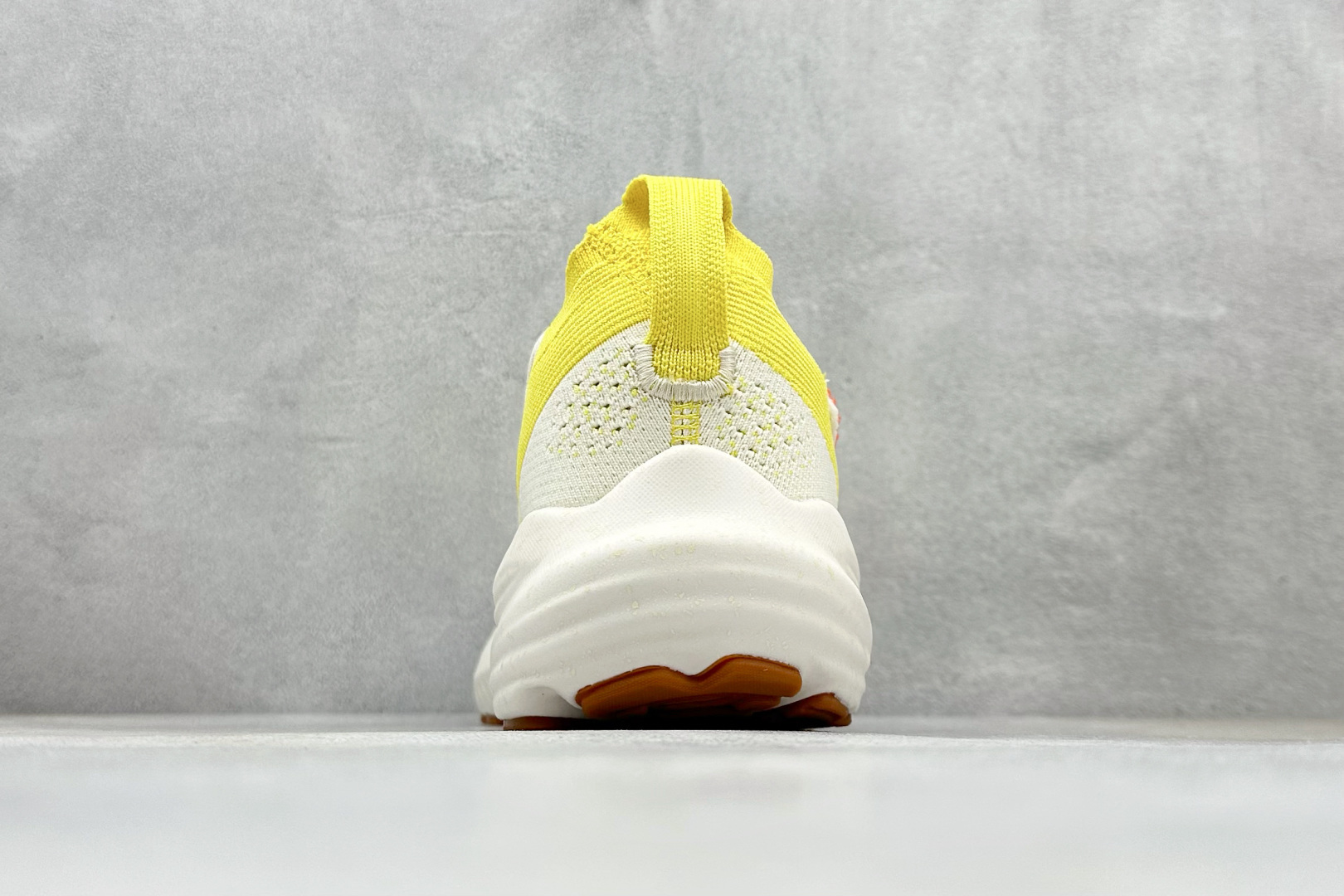 Z版Brooks 布鲁克斯 Glycerin 22 超弹轻盈跑步鞋 采用改进工程空气网眼组合热熔工艺 鞋面材质搭载DNA LOFT V2密度泡棉缓震系统 中底外置防滑耐磨橡胶底片 官方 120437-1B-744 尺码：36 37 38 39 40 40.5 41 42 42.5 43 44 45 46 编码：29