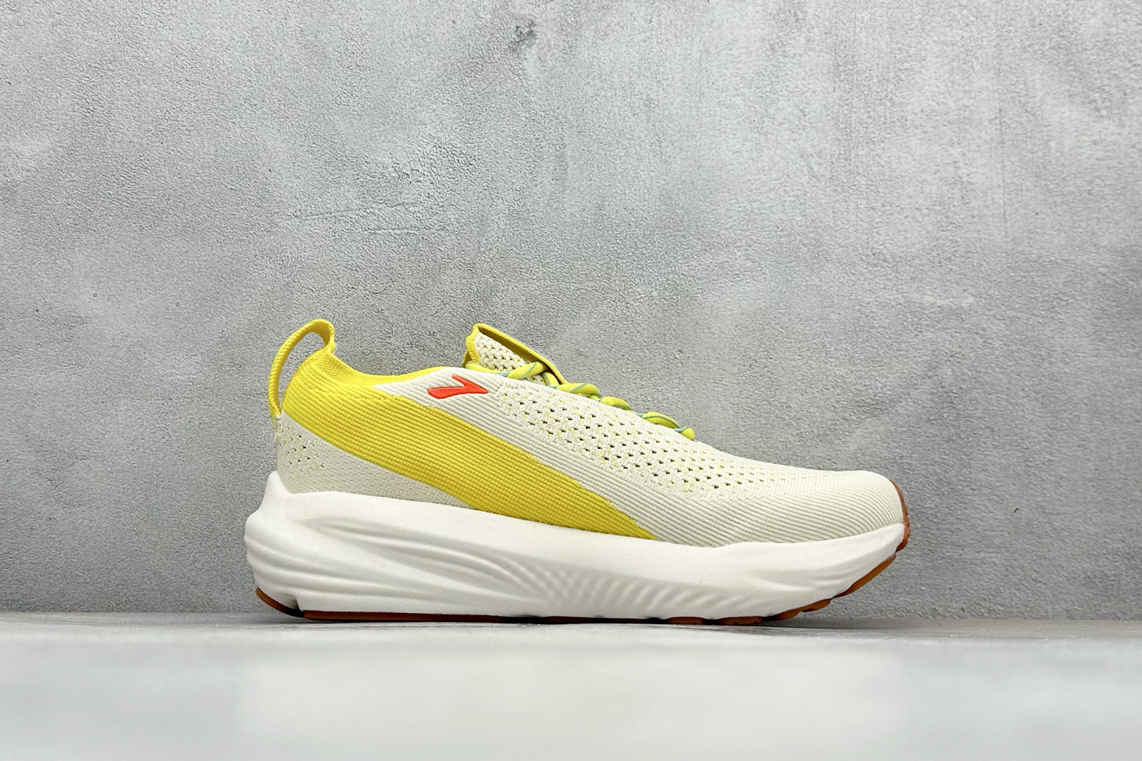 Z版Brooks 布鲁克斯 Glycerin 22 超弹轻盈跑步鞋 采用改进工程空气网眼组合热熔工艺 鞋面材质搭载DNA LOFT V2密度泡棉缓震系统 中底外置防滑耐磨橡胶底片 官方 120437-1B-744 尺码：36 37 38 39 40 40.5 41 42 42.5 43 44 45 46 编码：29