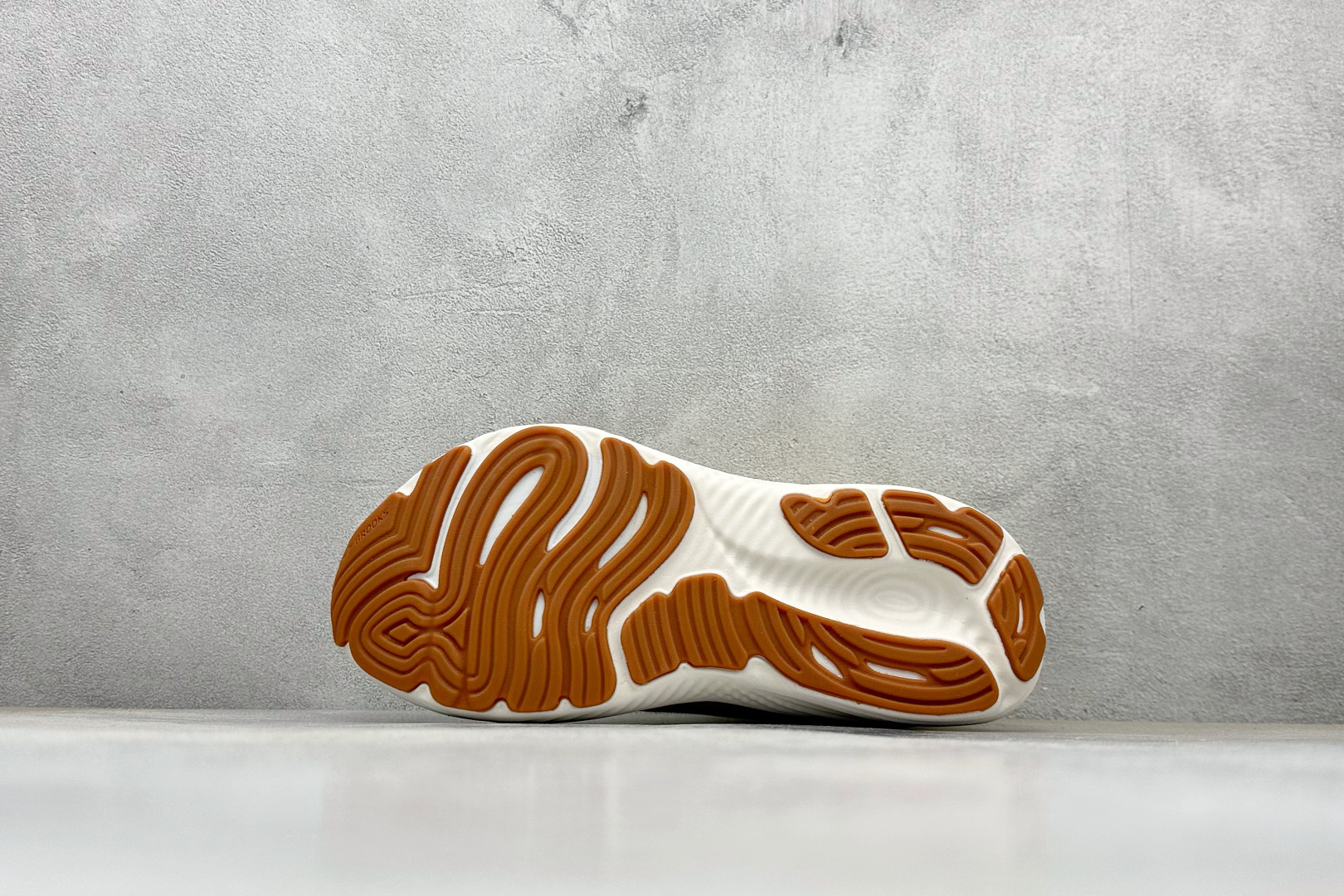 Z版Brooks 布鲁克斯 Glycerin 22 超弹轻盈跑步鞋 采用改进工程空气网眼组合热熔工艺 鞋面材质搭载DNA LOFT V2密度泡棉缓震系统 中底外置防滑耐磨橡胶底片 官方 120437-1B-744 尺码：36 37 38 39 40 40.5 41 42 42.5 43 44 45 46 编码：29