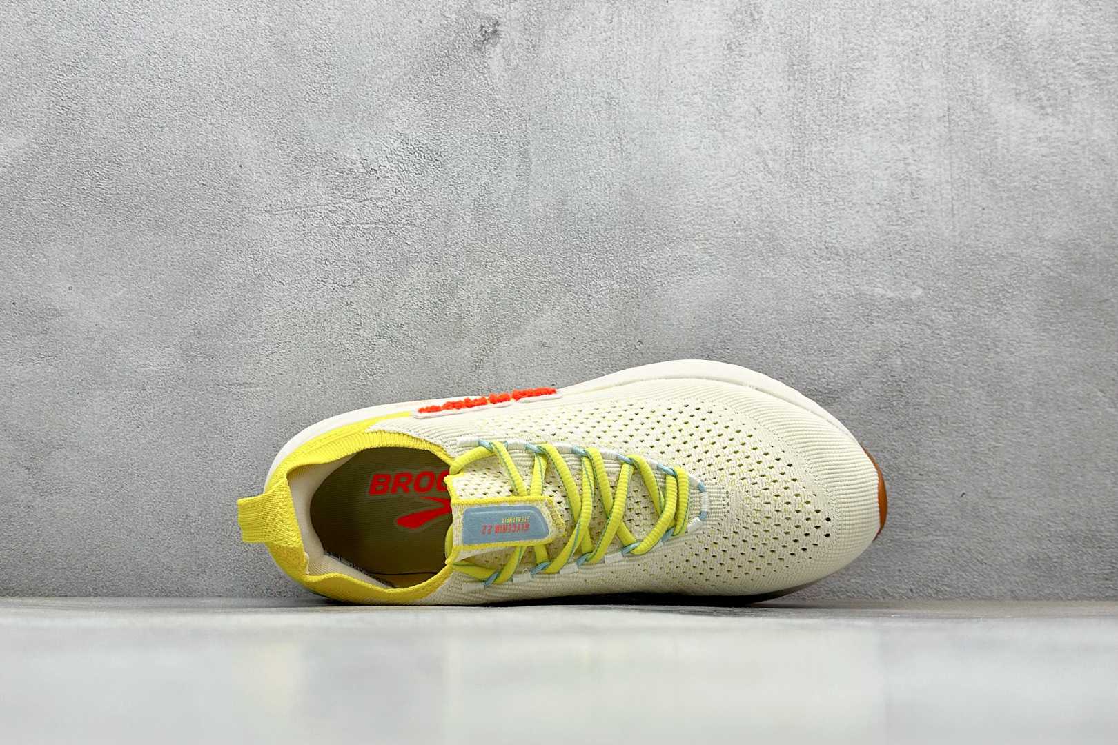 Z版Brooks 布鲁克斯 Glycerin 22 超弹轻盈跑步鞋 采用改进工程空气网眼组合热熔工艺 鞋面材质搭载DNA LOFT V2密度泡棉缓震系统 中底外置防滑耐磨橡胶底片 官方 120437-1B-744 尺码：36 37 38 39 40 40.5 41 42 42.5 43 44 45 46 编码：29