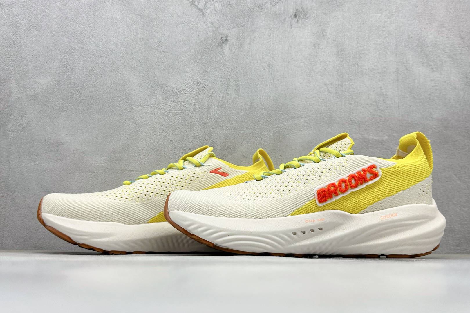 Z版Brooks 布鲁克斯 Glycerin 22 超弹轻盈跑步鞋 采用改进工程空气网眼组合热熔工艺 鞋面材质搭载DNA LOFT V2密度泡棉缓震系统 中底外置防滑耐磨橡胶底片 官方 120437-1B-744 尺码：36 37 38 39 40 40.5 41 42 42.5 43 44 45 46 编码：29