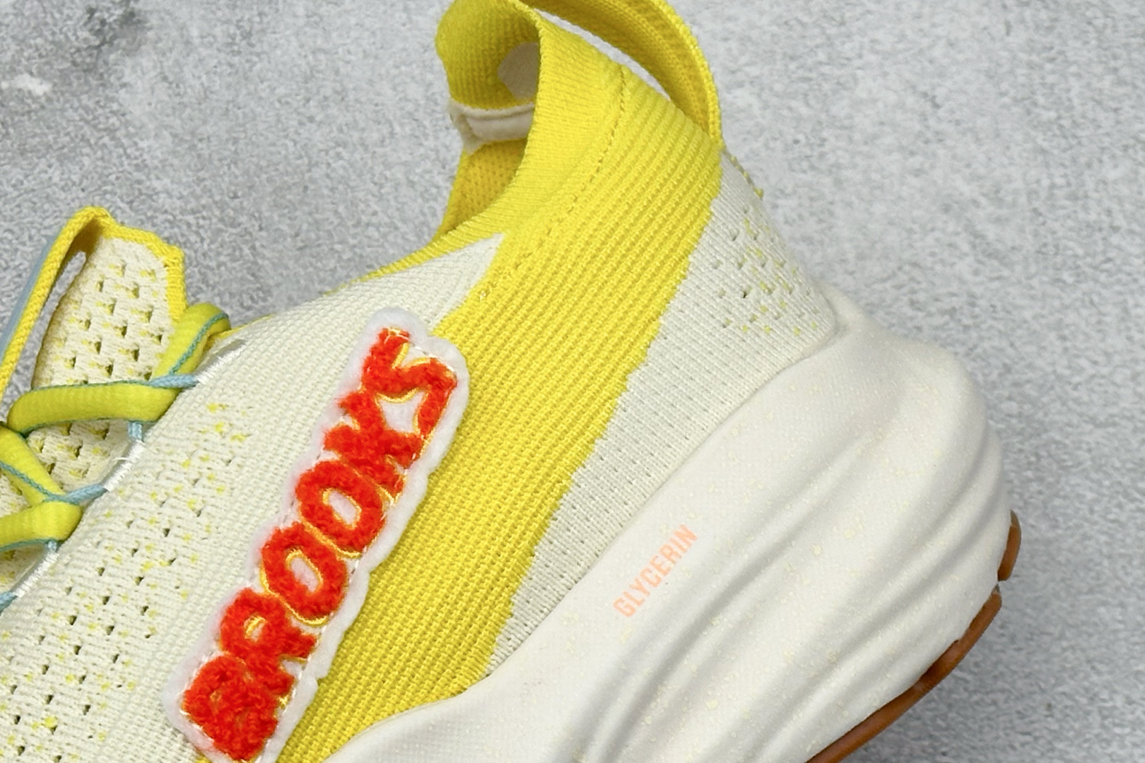 Z版Brooks 布鲁克斯 Glycerin 22 超弹轻盈跑步鞋 采用改进工程空气网眼组合热熔工艺 鞋面材质搭载DNA LOFT V2密度泡棉缓震系统 中底外置防滑耐磨橡胶底片 官方 120437-1B-744 尺码：36 37 38 39 40 40.5 41 42 42.5 43 44 45 46 编码：29