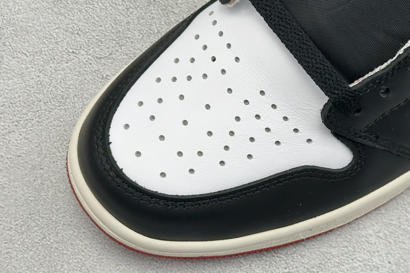 新F版AIR Jordan 1 RETRO HIGH 高帮黑脚趾 DZ5485-106