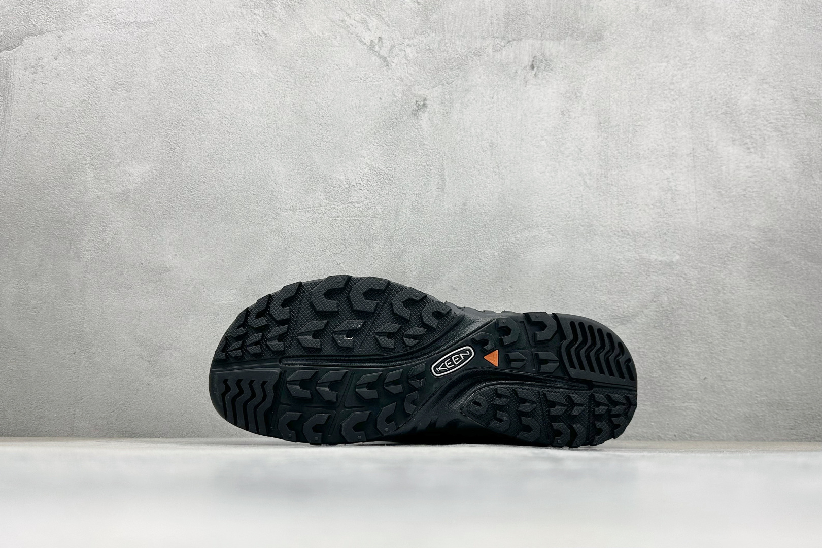 GX福利KEEN HOODZERRA抗水保暖加绒绑带雪地靴短靴此款联名用了黑色和狼黄色，简约的配色体现了