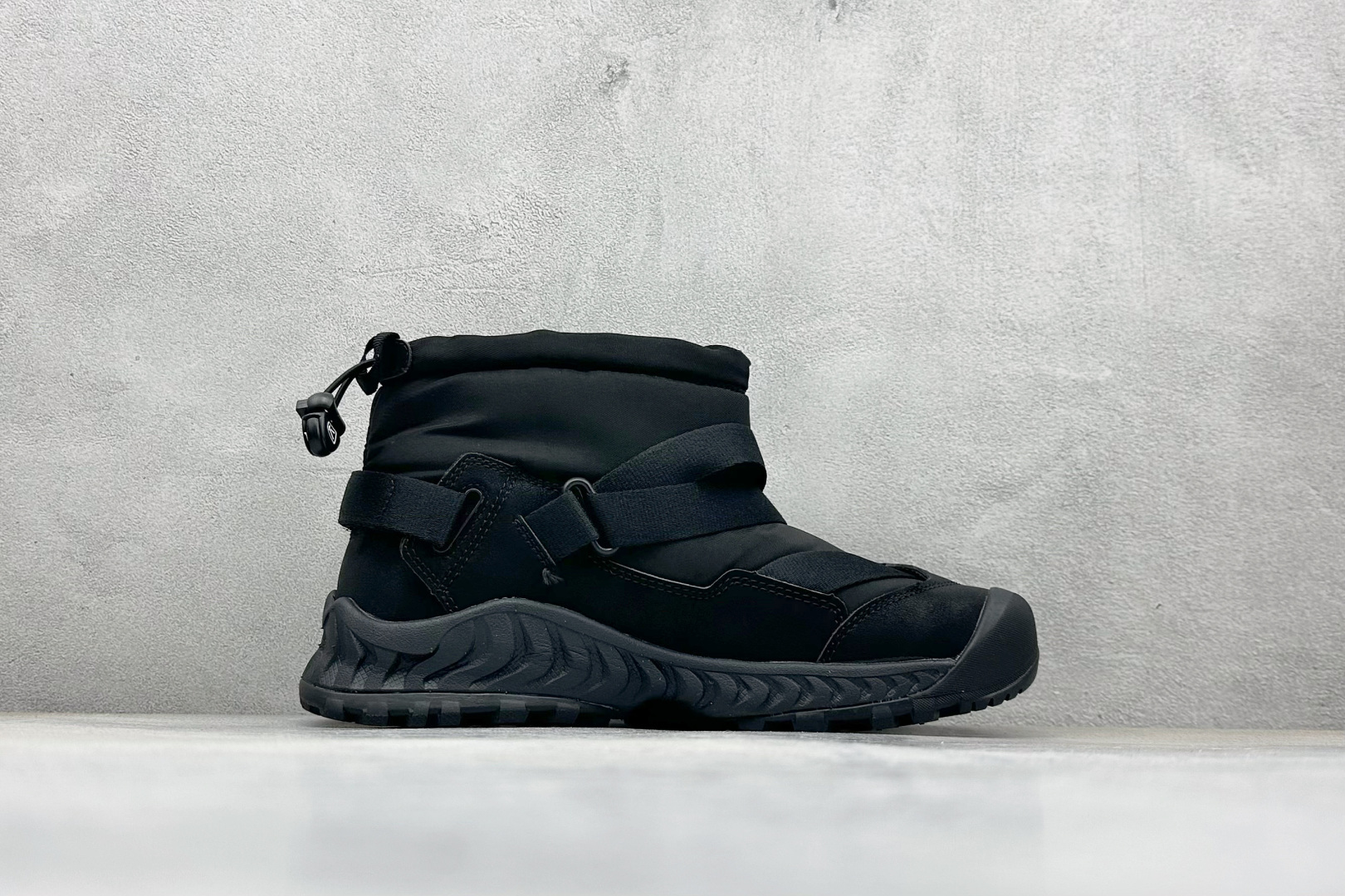 GX福利KEEN HOODZERRA抗水保暖加绒绑带雪地靴短靴此款联名用了黑色和狼黄色，简约的配色体现了