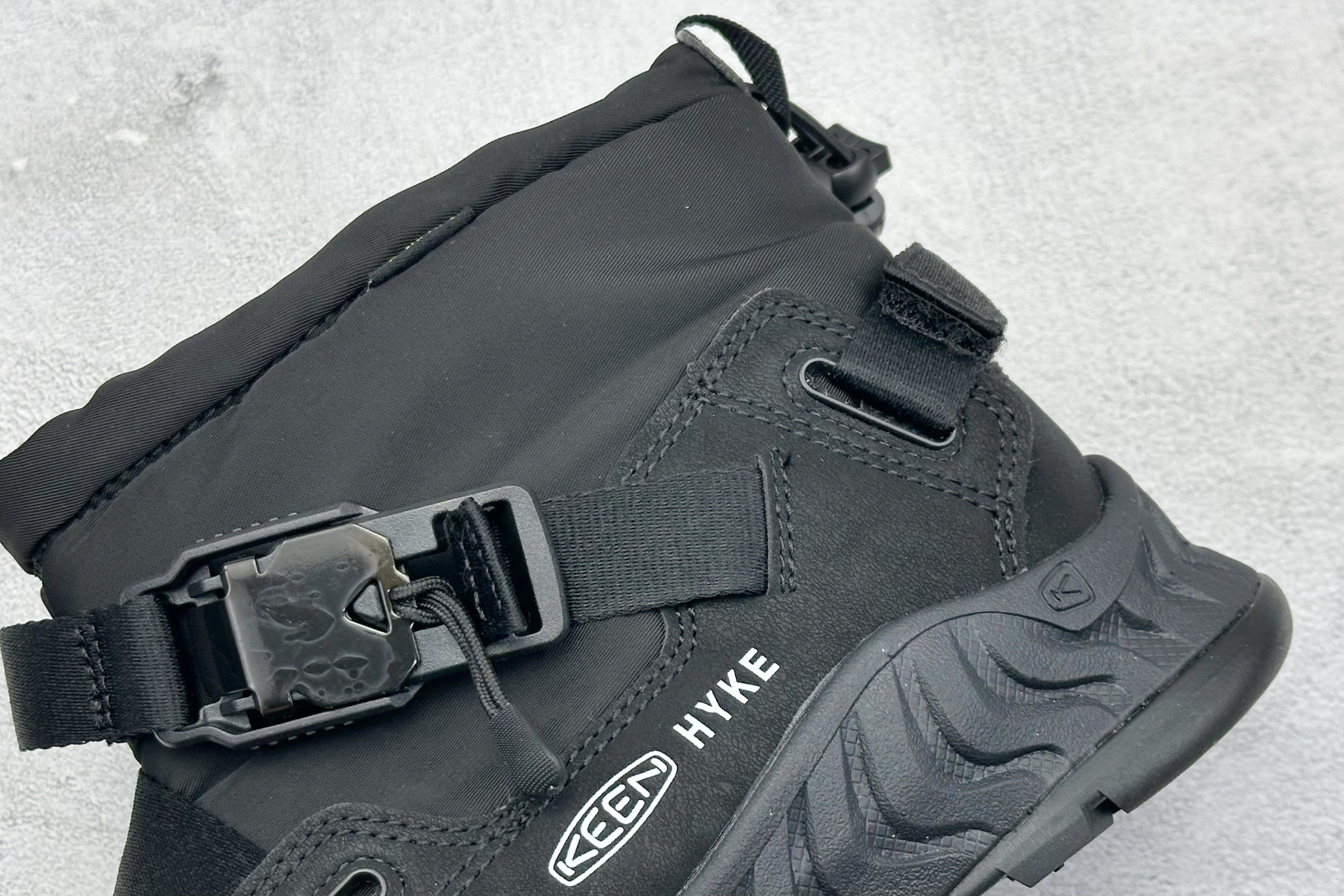 GX福利KEEN HOODZERRA抗水保暖加绒绑带雪地靴短靴此款联名用了黑色和狼黄色，简约的配色体现了