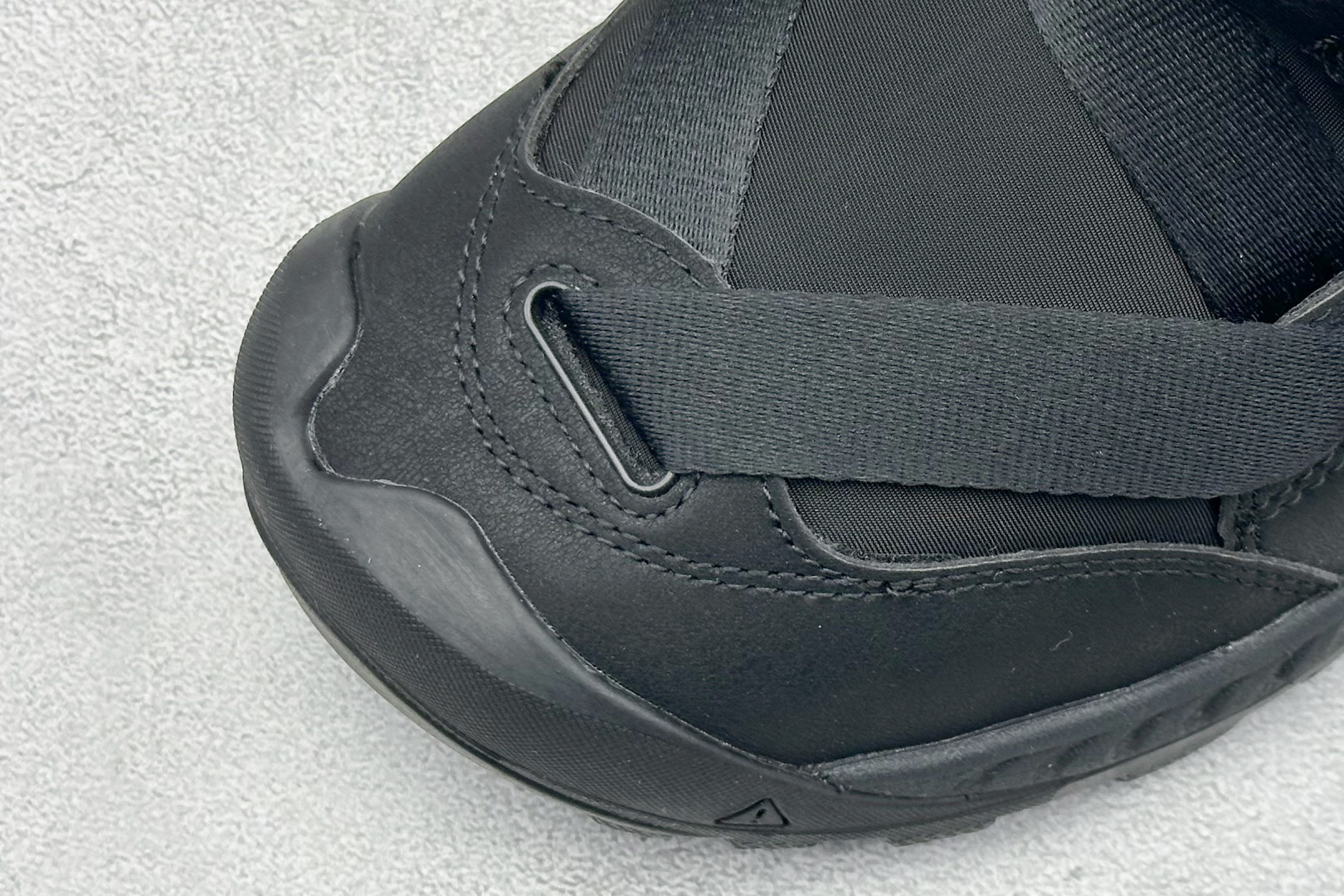 GX福利KEEN HOODZERRA抗水保暖加绒绑带雪地靴短靴此款联名用了黑色和狼黄色，简约的配色体现了