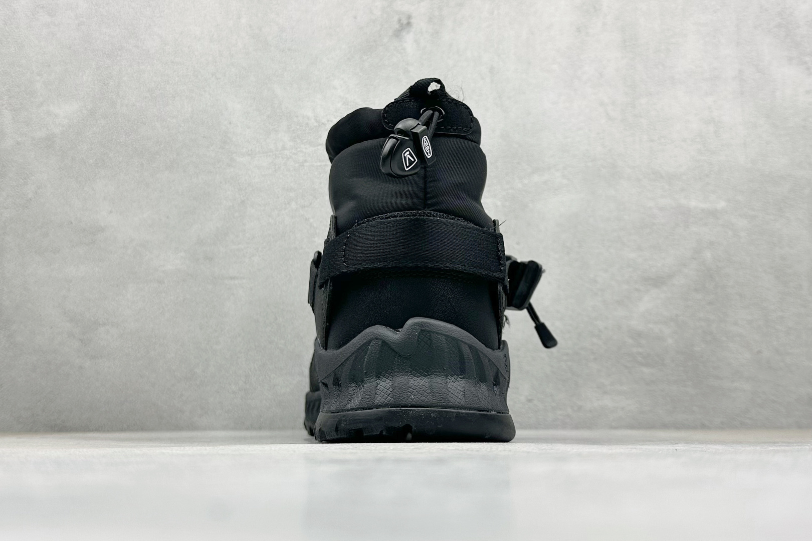 GX福利KEEN HOODZERRA抗水保暖加绒绑带雪地靴短靴此款联名用了黑色和狼黄色，简约的配色体现了