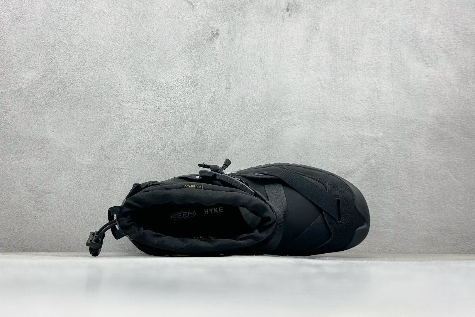 GX福利KEEN HOODZERRA抗水保暖加绒绑带雪地靴短靴此款联名用了黑色和狼黄色，简约的配色体现了