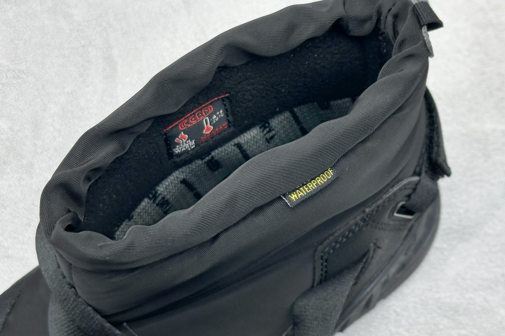 GX福利KEEN HOODZERRA抗水保暖加绒绑带雪地靴短靴此款联名用了黑色和狼黄色，简约的配色体现了